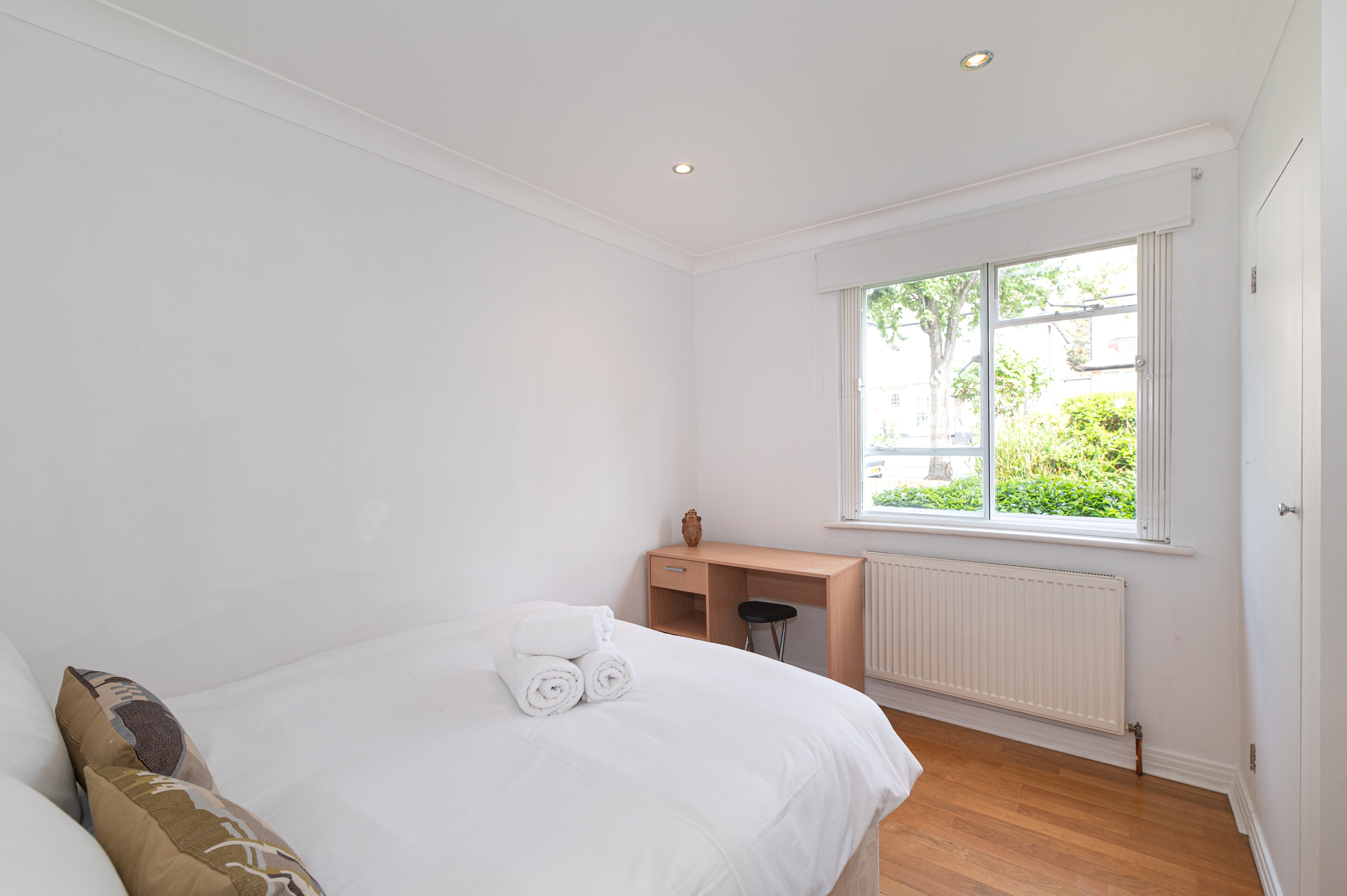 View Spacious 2BR Ealing Flat w Garden - Pass the Keys in 2 Audley Court, W5 3EU Spacious 2BR Ealing Flat w Garden - Pass the Keys in 2 Audley Court, W5 3EU - Property image 12 - VivreStays