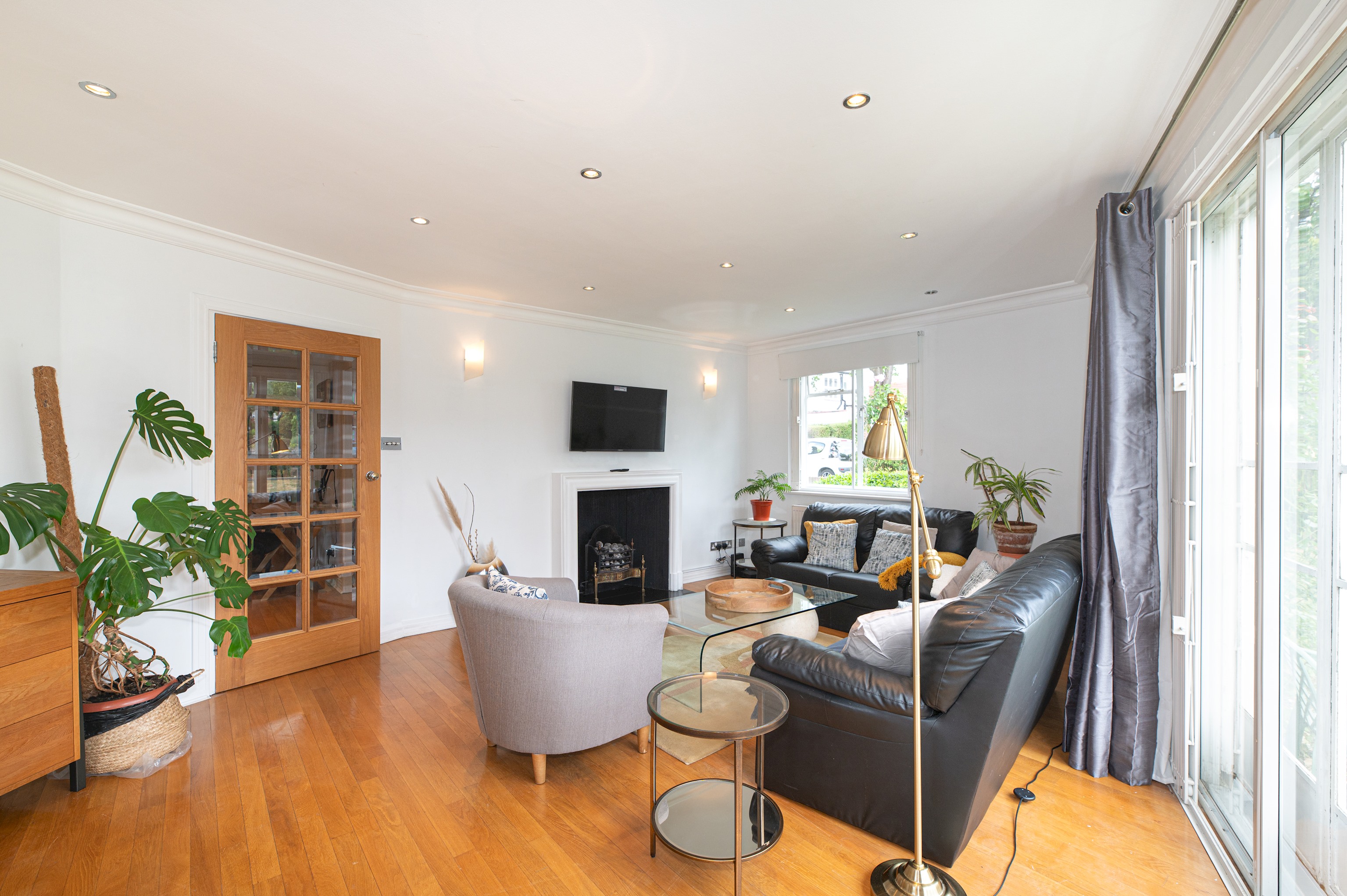 View Spacious 2BR Ealing Flat w Garden - Pass the Keys in 2 Audley Court, W5 3EU Spacious 2BR Ealing Flat w Garden - Pass the Keys in 2 Audley Court, W5 3EU - Property image 19 - VivreStays
