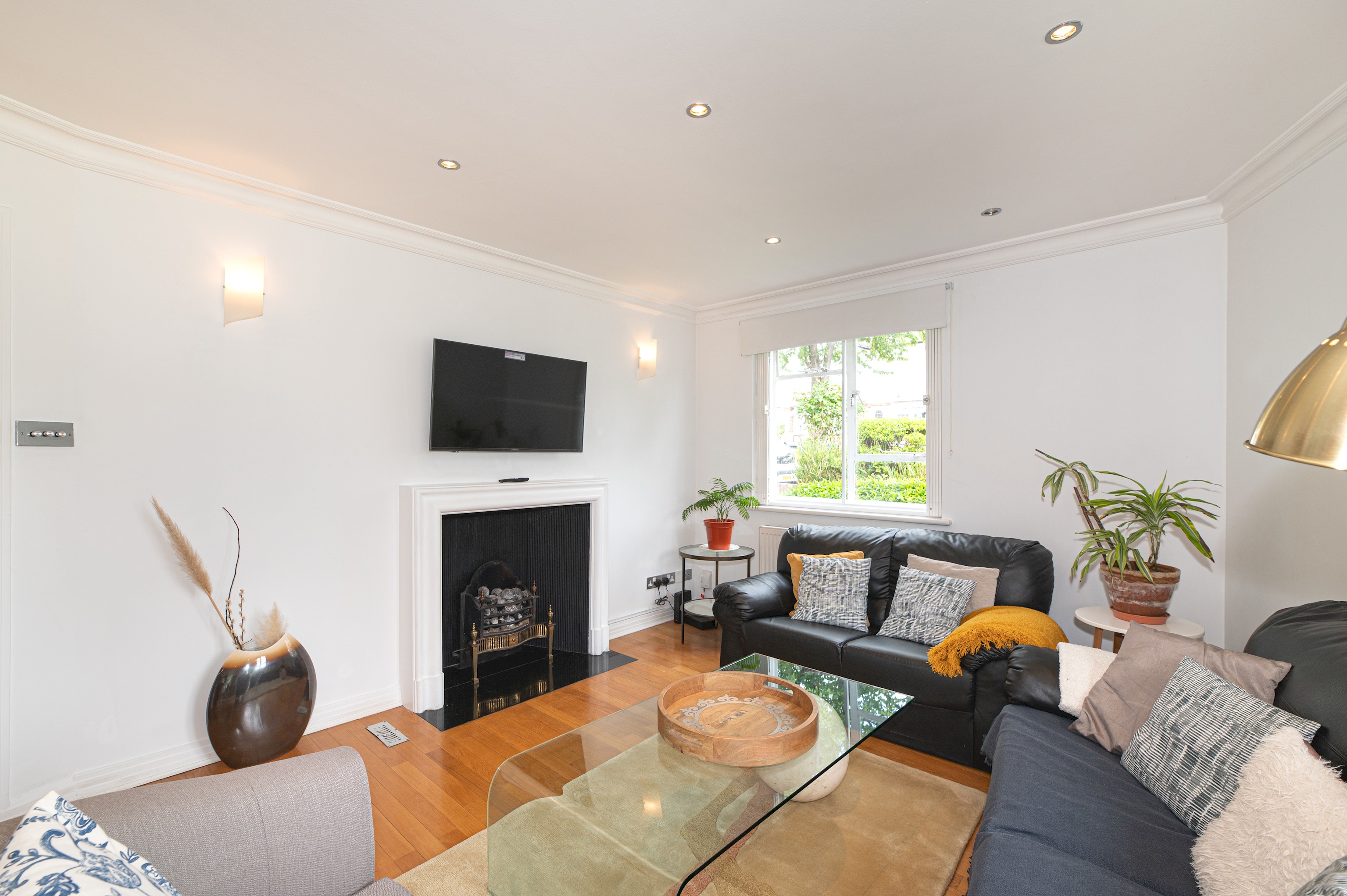 View Spacious 2BR Ealing Flat w Garden - Pass the Keys in 2 Audley Court, W5 3EU Spacious 2BR Ealing Flat w Garden - Pass the Keys in 2 Audley Court, W5 3EU - Property image 21 - VivreStays