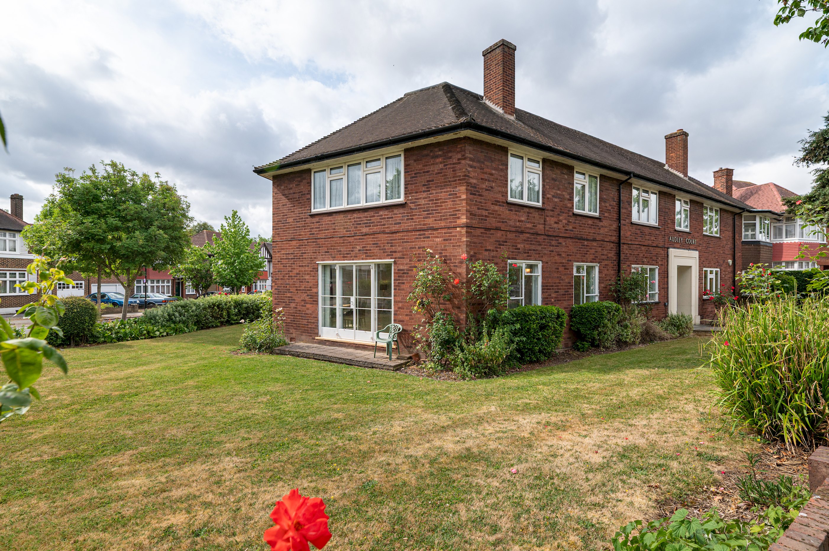 View Spacious 2BR Ealing Flat w Garden - Pass the Keys in 2 Audley Court, W5 3EU Spacious 2BR Ealing Flat w Garden - Pass the Keys in 2 Audley Court, W5 3EU - Property image 32 - VivreStays