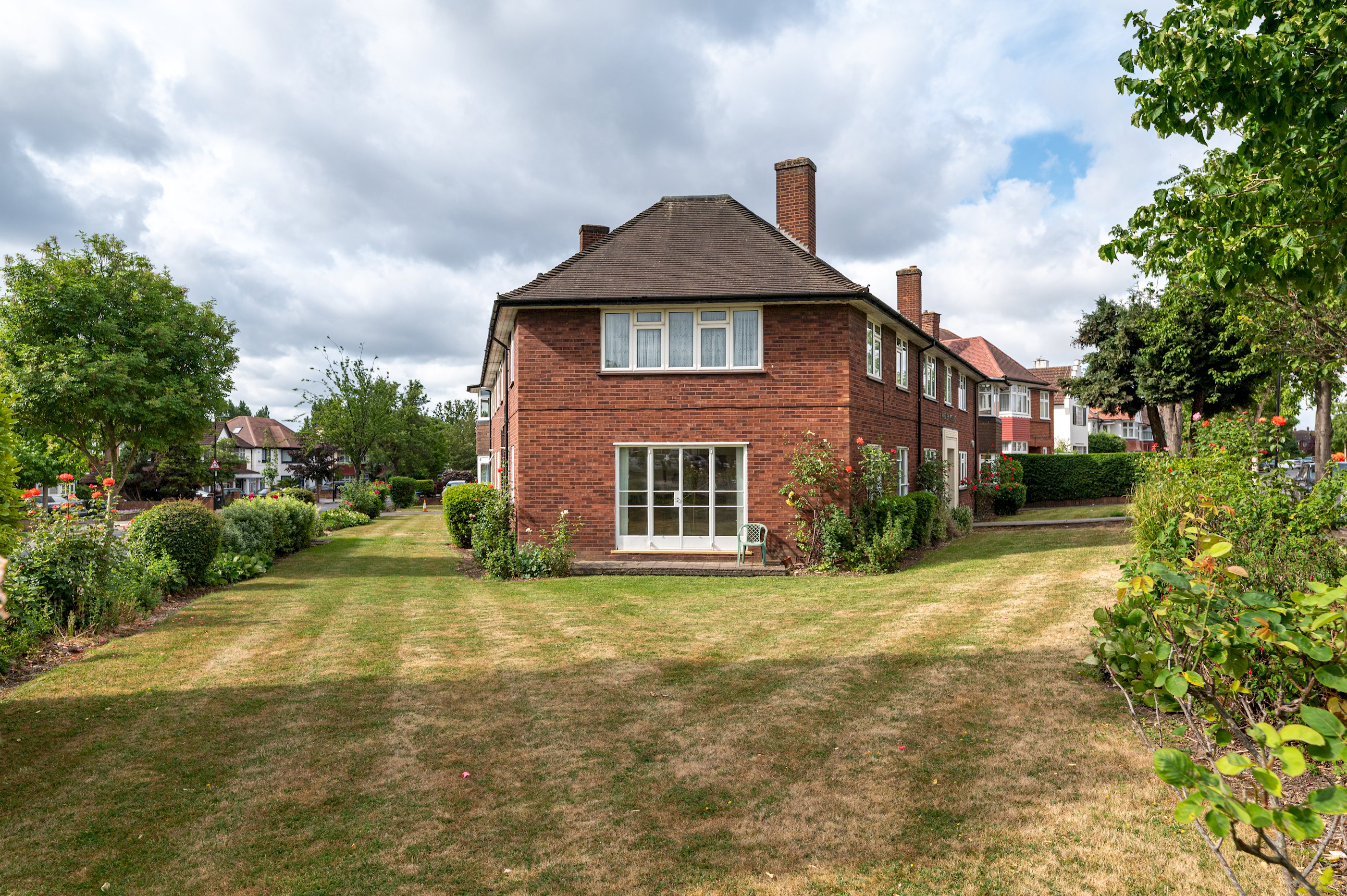 View Spacious 2BR Ealing Flat w Garden - Pass the Keys in 2 Audley Court, W5 3EU Spacious 2BR Ealing Flat w Garden - Pass the Keys in 2 Audley Court, W5 3EU - Property image 33 - VivreStays