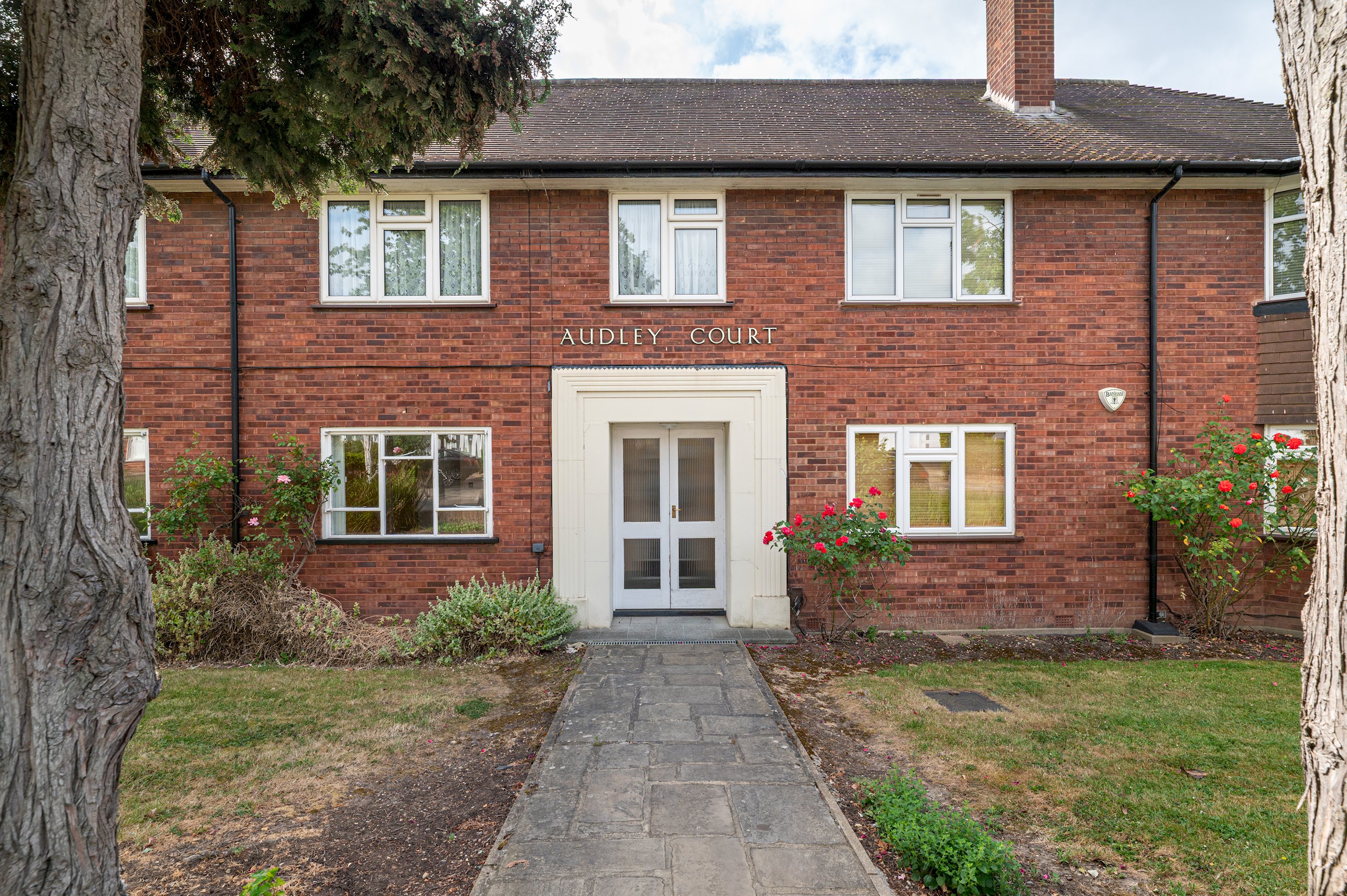 View Spacious 2BR Ealing Flat w Garden - Pass the Keys in 2 Audley Court, W5 3EU Spacious 2BR Ealing Flat w Garden - Pass the Keys in 2 Audley Court, W5 3EU - Property image 36 - VivreStays