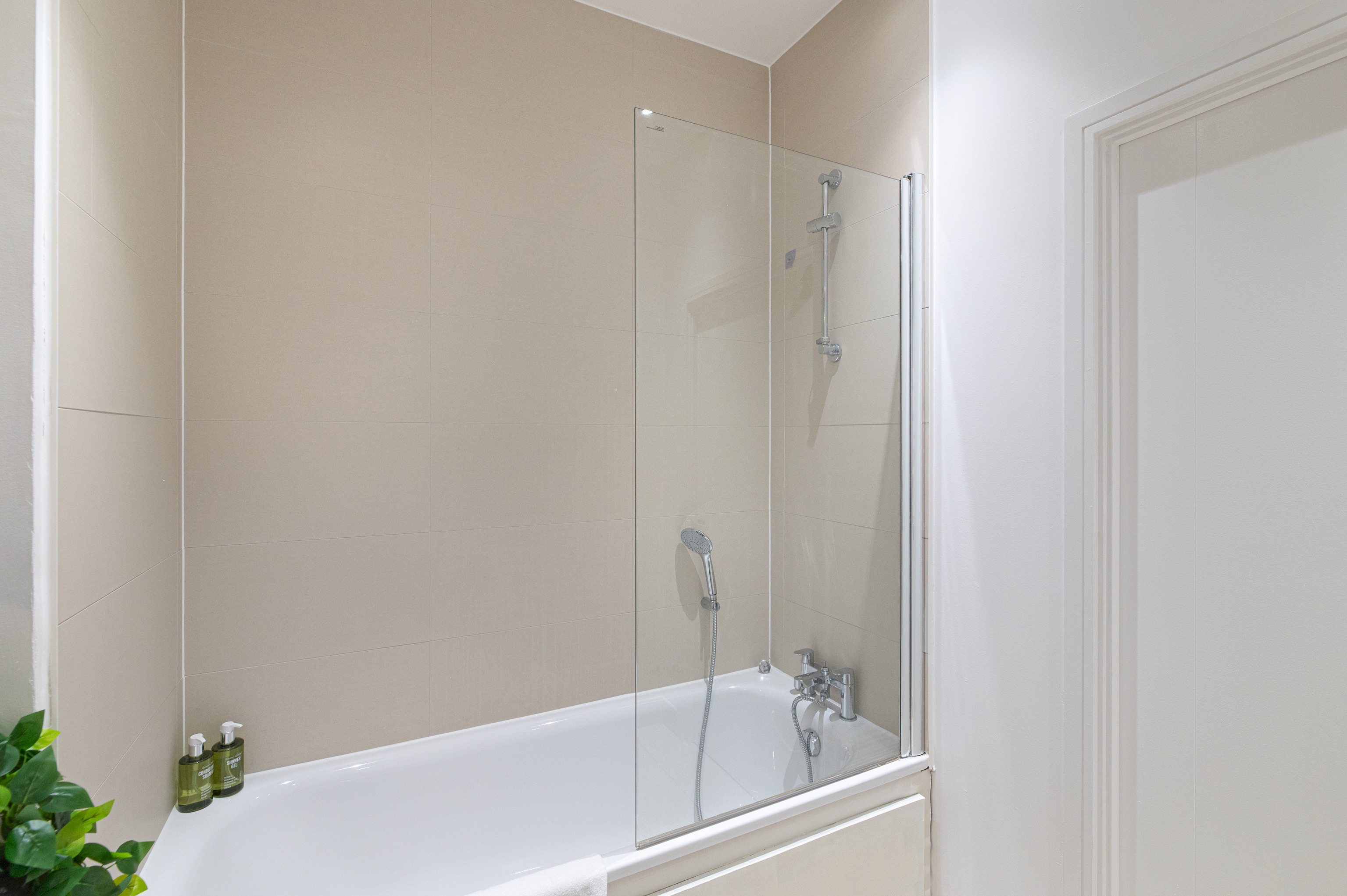 Modern 2BR flat with Balcony, in East London - Pass the Keys in Flat 172 Kingfisher Heights, 2 Bramwell Way, E16 2GR - Property image 17 - VivreStays