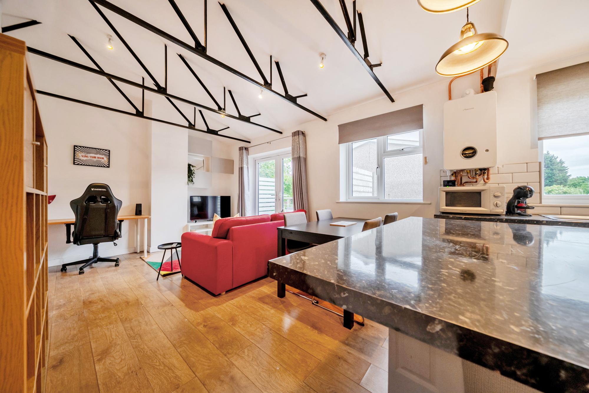 Trendy 2 Bed Flat in Oxford with Balcony & Parking - Pass the Keys in 1B Cottesmore Road OX4 4TX - Property image 8 - VivreStays