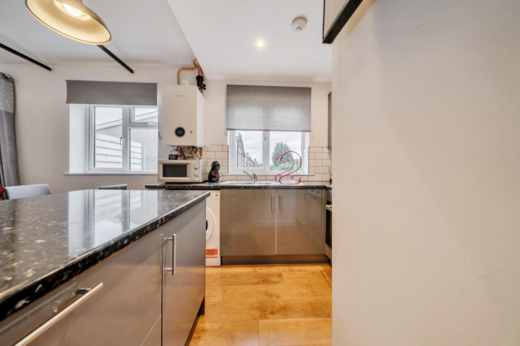 Trendy 2 Bed Flat in Oxford with Balcony & Parking - Pass the Keys in 1B Cottesmore Road OX4 4TX - Property image 9 - VivreStays