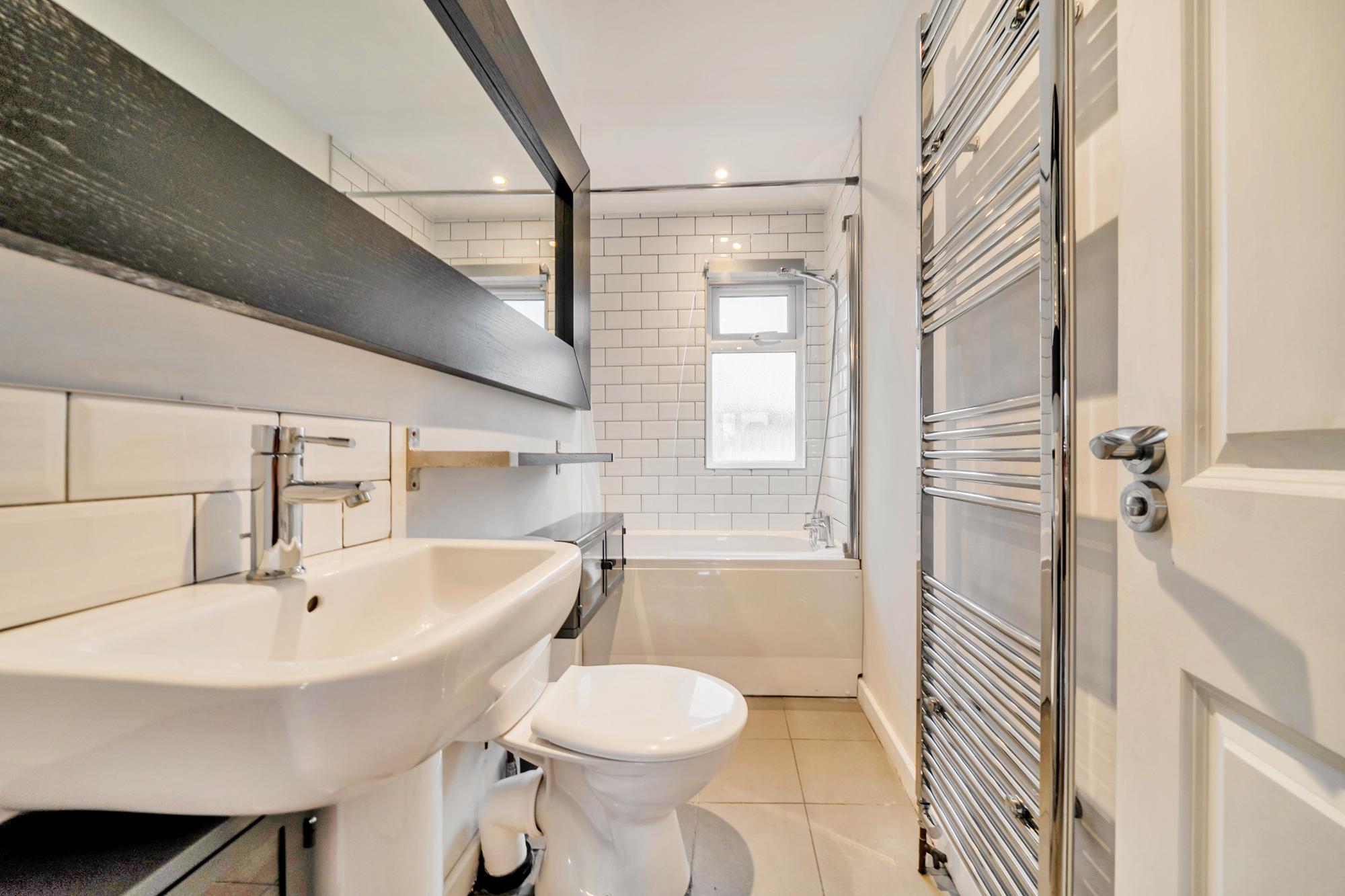 Trendy 2 Bed Flat in Oxford with Balcony & Parking - Pass the Keys in 1B Cottesmore Road OX4 4TX - Property image 12 - VivreStays