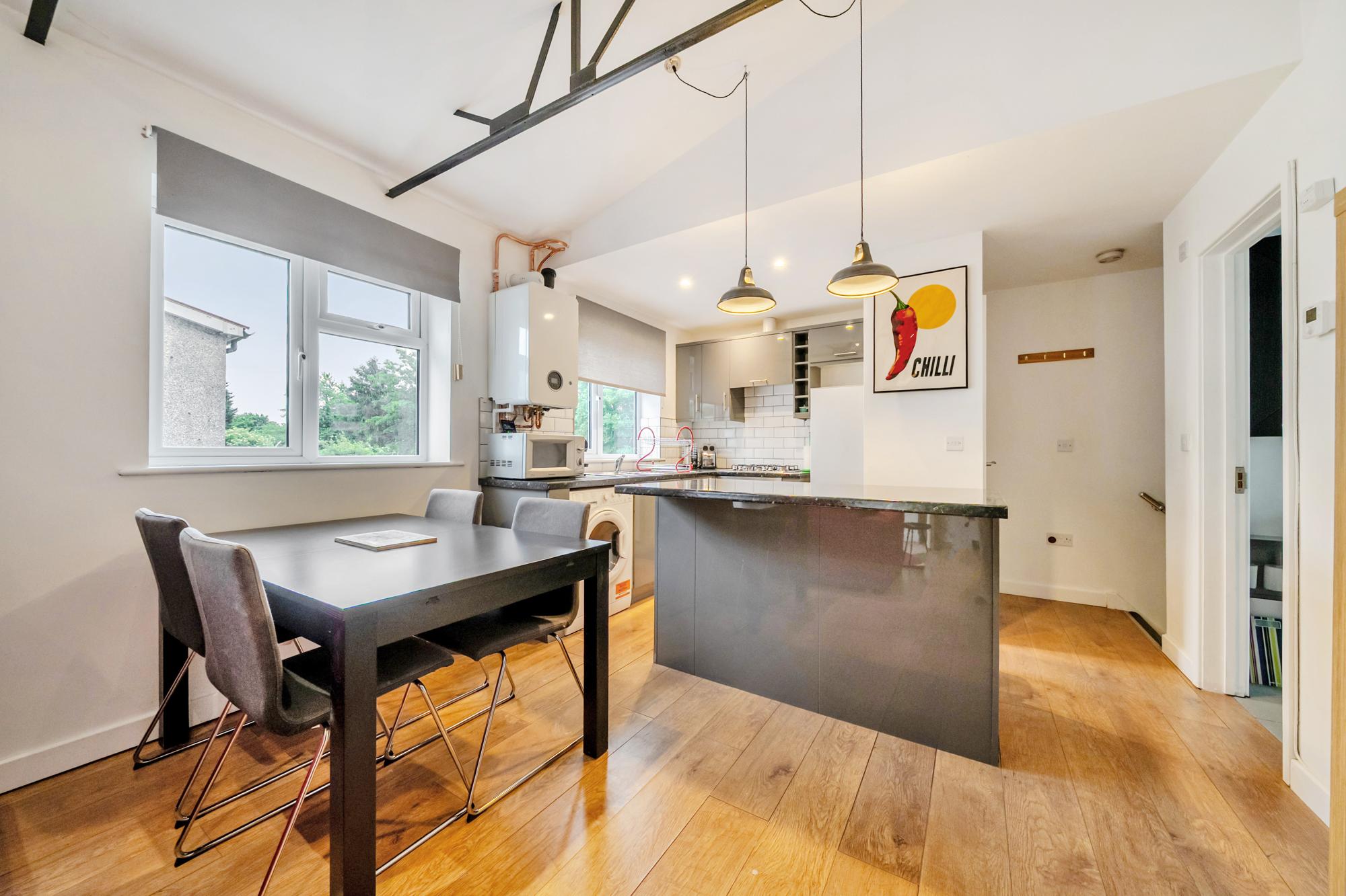 Trendy 2 Bed Flat in Oxford with Balcony & Parking - Pass the Keys in 1B Cottesmore Road OX4 4TX - Property image 2 - VivreStays