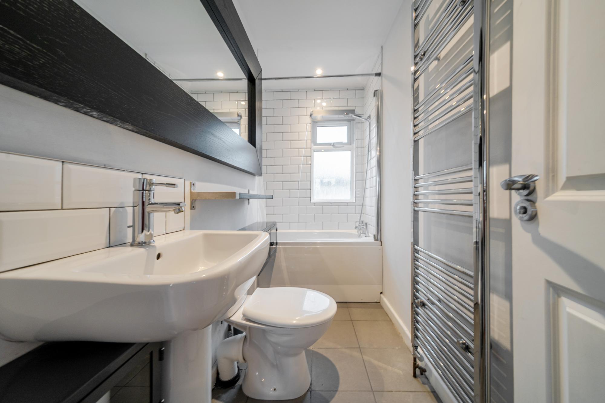 Trendy 2 Bed Flat in Oxford with Balcony & Parking - Pass the Keys in 1B Cottesmore Road OX4 4TX - Property image 13 - VivreStays