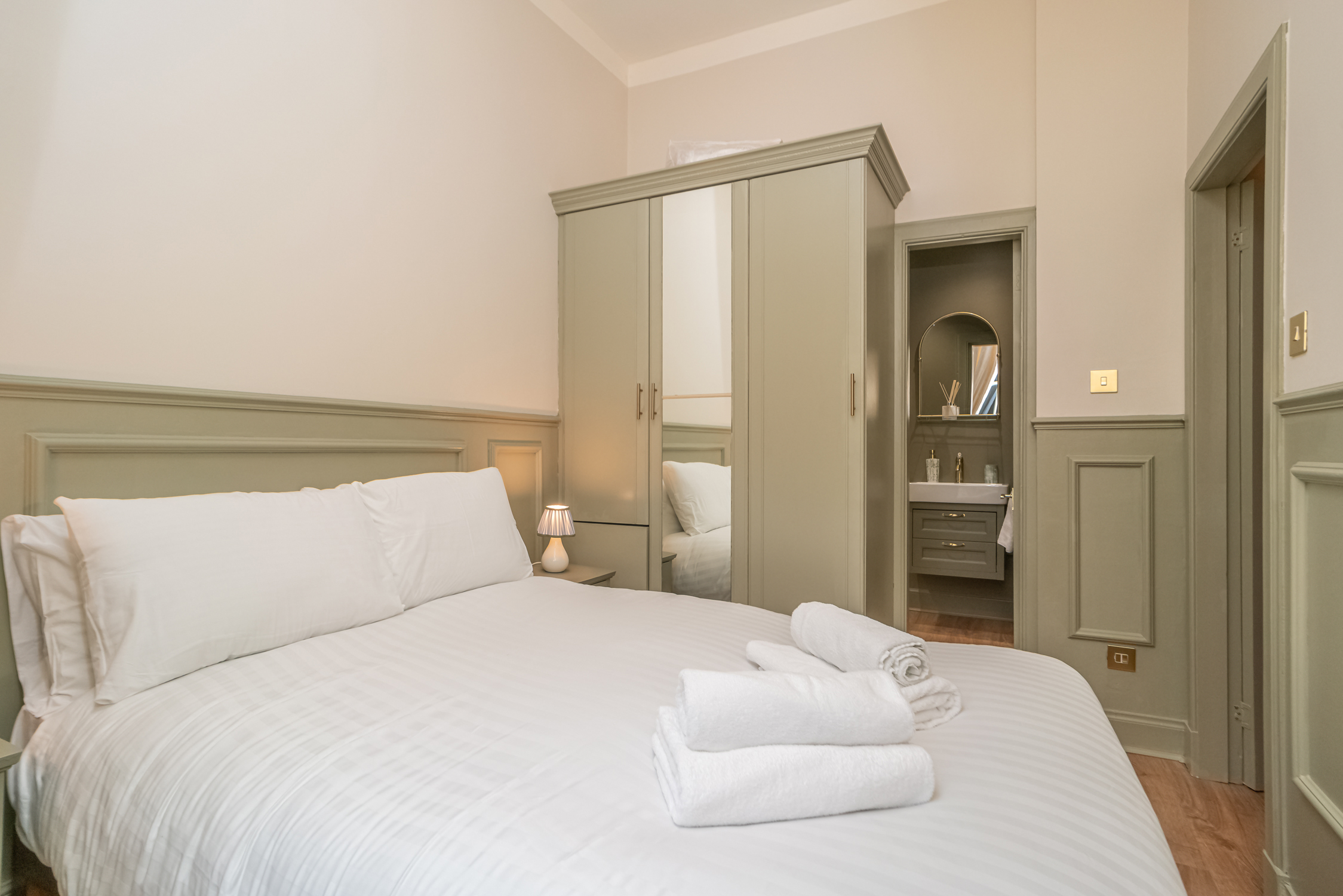Charming Georgian flat in the Heart of Edinburgh - Pass the Keys in 44/4 Frederick St EH2 1EX - Property image 5 - VivreStays