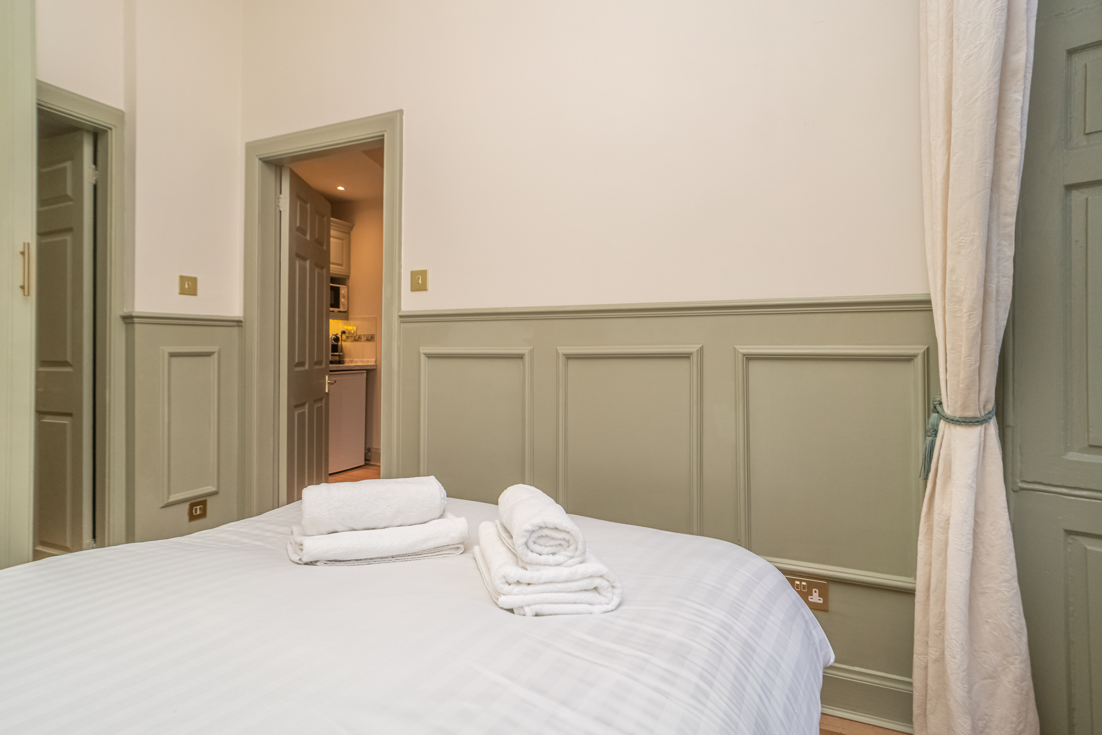 Charming Georgian flat in the Heart of Edinburgh - Pass the Keys in 44/4 Frederick St EH2 1EX - Property image 13 - VivreStays