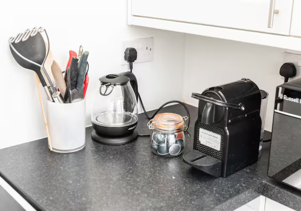 Fulham 2BR Flat | Clean, Quiet & Spacious - Pass the Keys in Flat 5, 117-121 Wandsworth Bridge Rd, SW6 2TP - Property image 2 - VivreStays