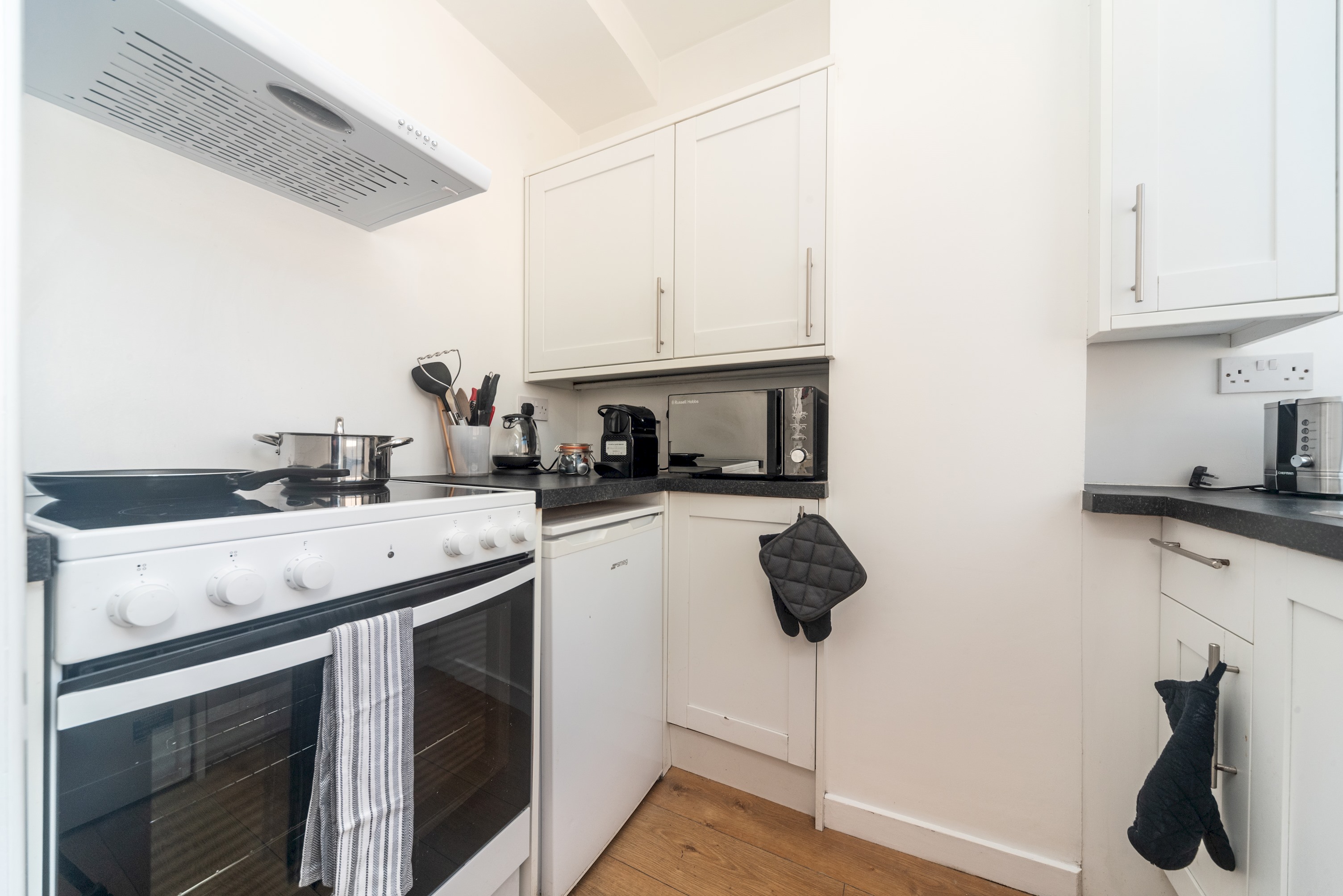 Fulham 2BR Flat | Clean, Quiet & Spacious - Pass the Keys in Flat 5, 117-121 Wandsworth Bridge Rd, SW6 2TP - Property image 12 - VivreStays