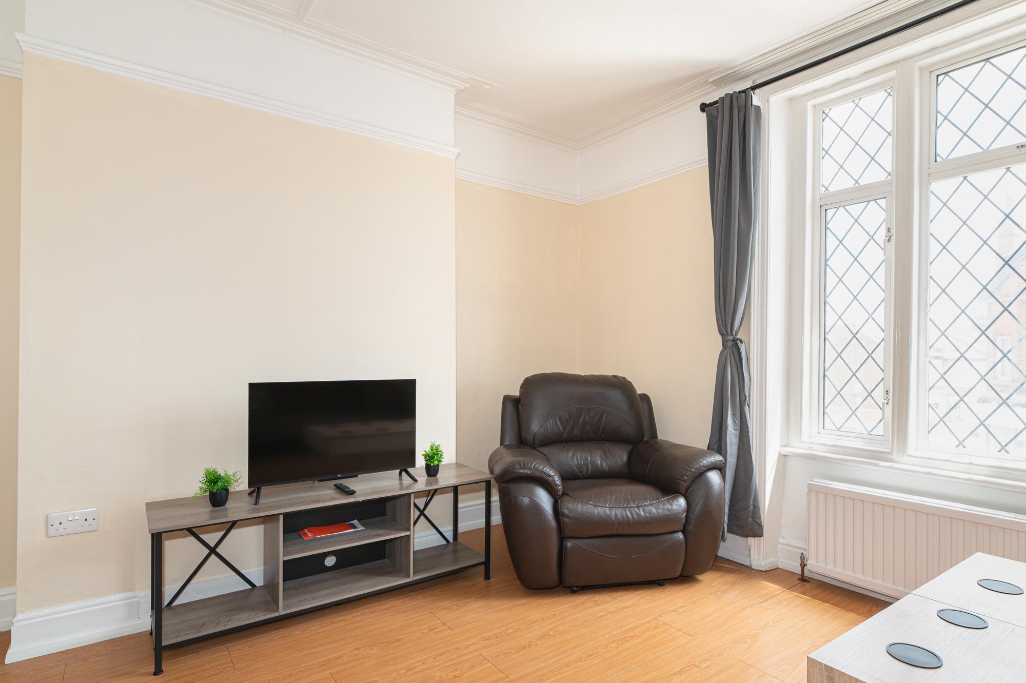 Spacious 4BR Home Near Wimbledon & Central London - Pass the Keys in 204 Merton Rd SW18 5SW - Property image 7 - VivreStays