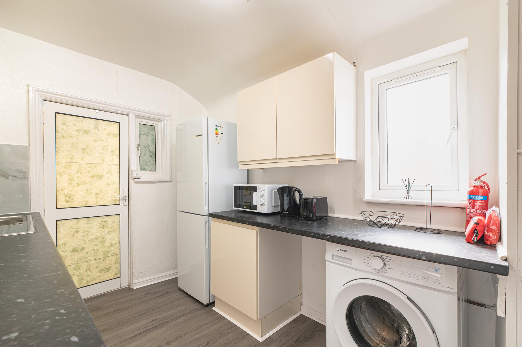 Spacious 4BR Home Near Wimbledon & Central London - Pass the Keys in 204 Merton Rd SW18 5SW - Property image 12 - VivreStays