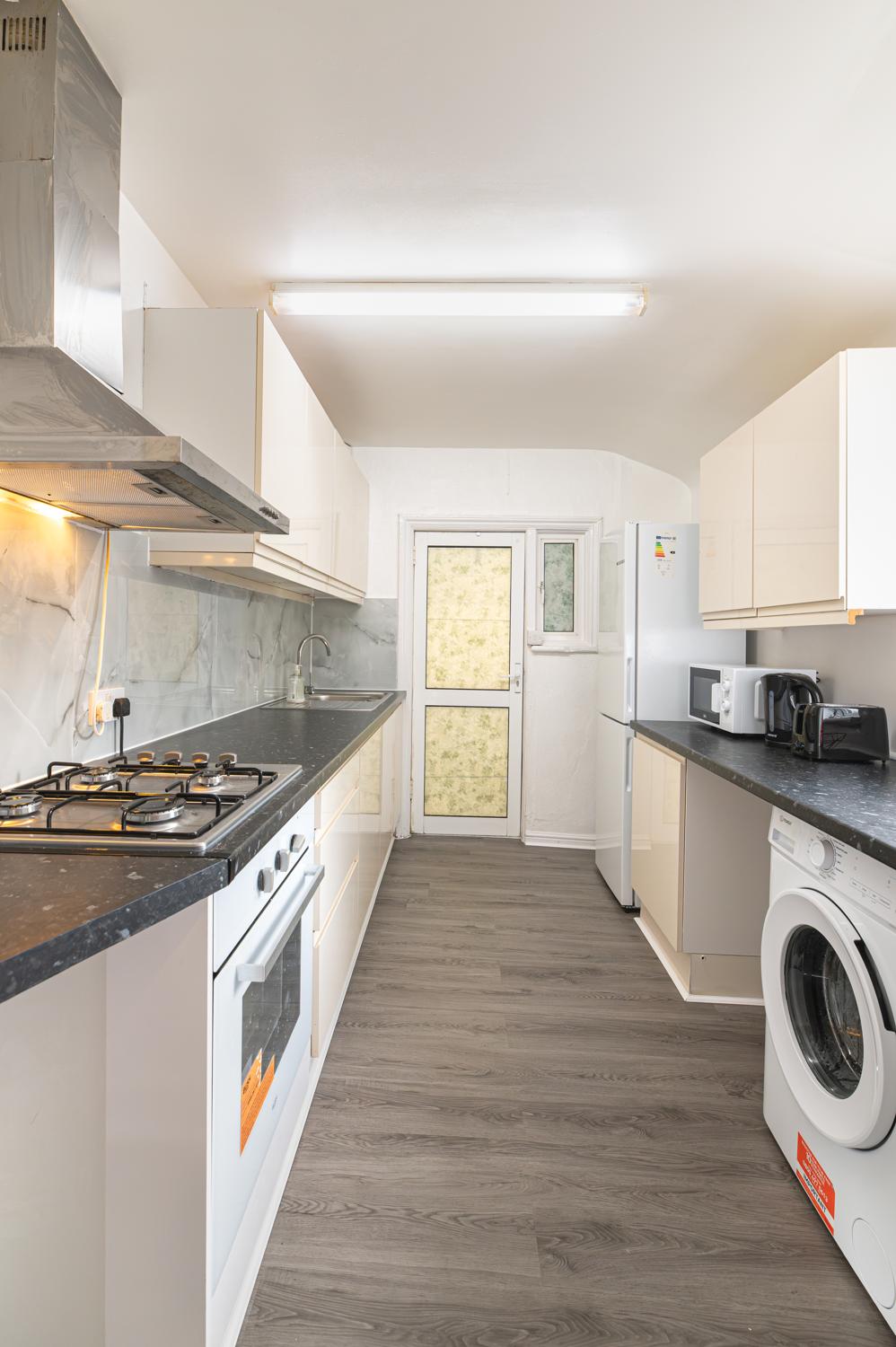 Spacious 4BR Home Near Wimbledon & Central London - Pass the Keys in 204 Merton Rd SW18 5SW - Property image 3 - VivreStays
