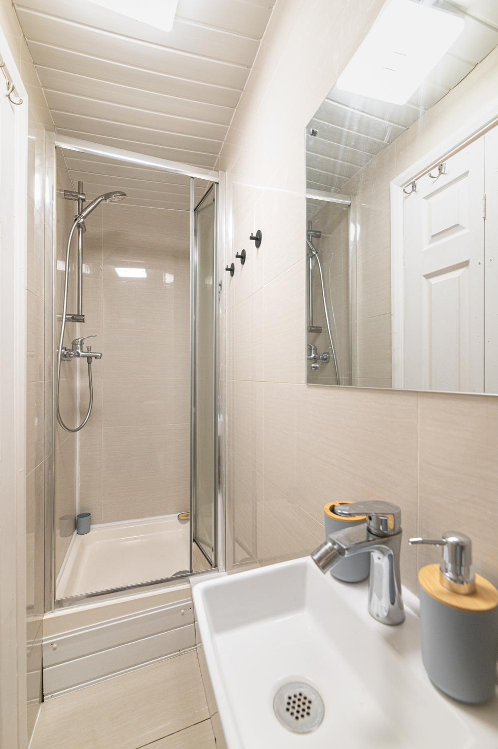 Spacious 4BR Home Near Wimbledon & Central London - Pass the Keys in 204 Merton Rd SW18 5SW - Property image 32 - VivreStays