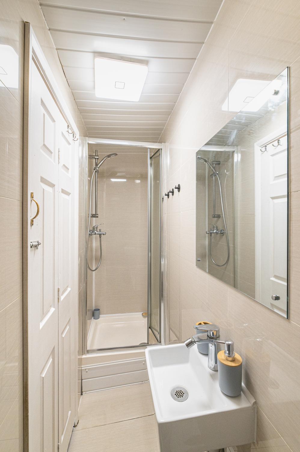 Spacious 4BR Home Near Wimbledon & Central London - Pass the Keys in 204 Merton Rd SW18 5SW - Property image 33 - VivreStays