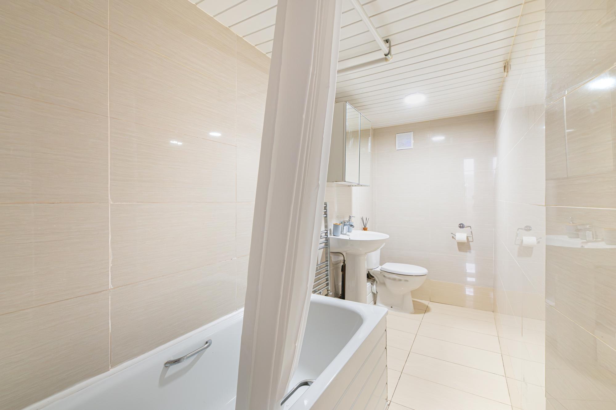 Spacious 4BR Home Near Wimbledon & Central London - Pass the Keys in 204 Merton Rd SW18 5SW - Property image 30 - VivreStays