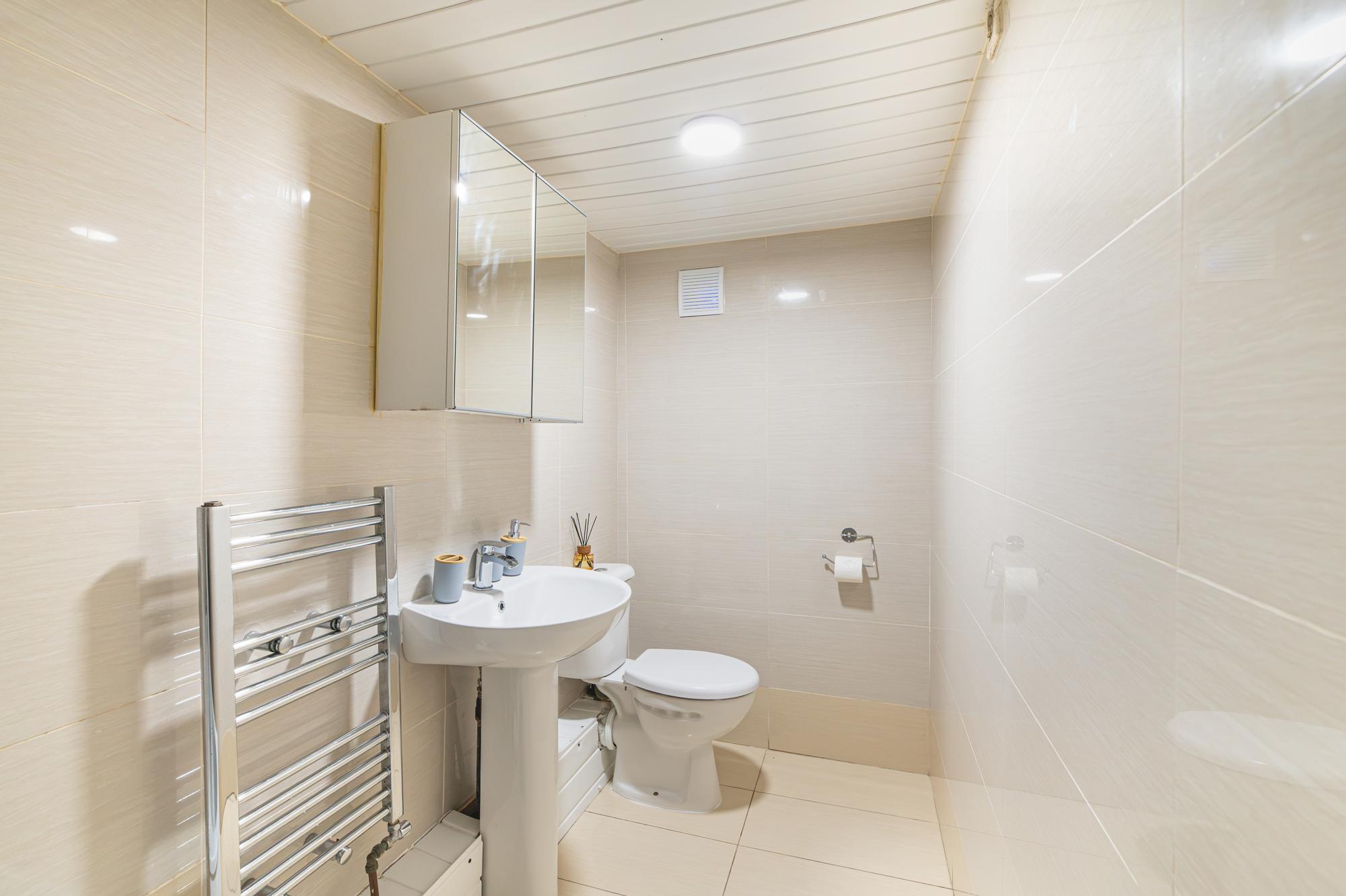 Spacious 4BR Home Near Wimbledon & Central London - Pass the Keys in 204 Merton Rd SW18 5SW - Property image 31 - VivreStays