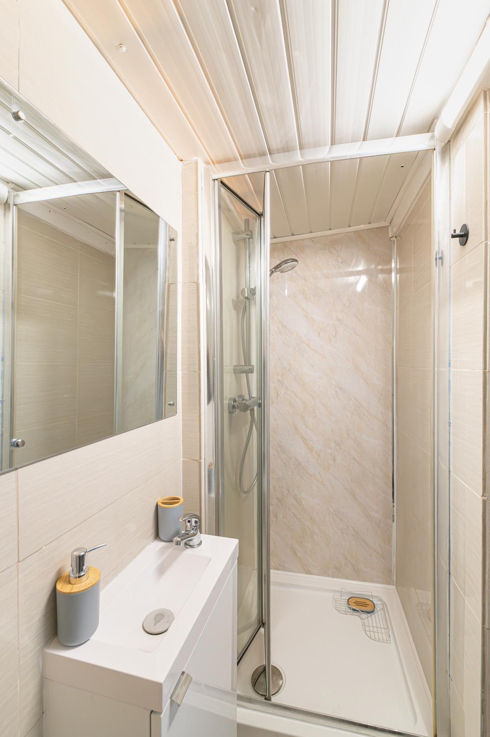 Spacious 4BR Home Near Wimbledon & Central London - Pass the Keys in 204 Merton Rd SW18 5SW - Property image 35 - VivreStays
