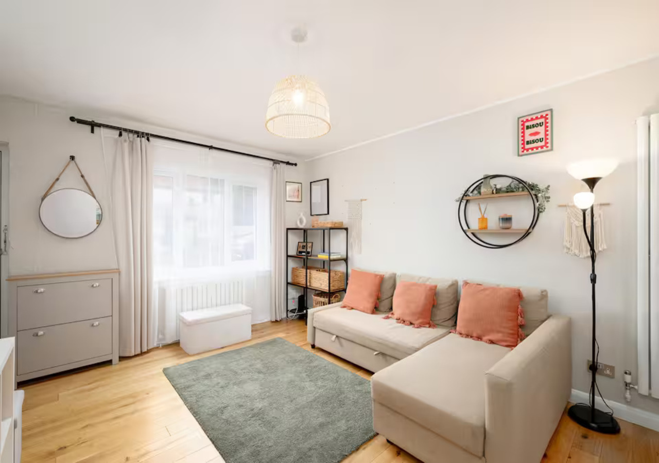 Modern Family House | Sleeps 5 | Free Parking - Pass the Keys serviced apartment - UK - VivreStays