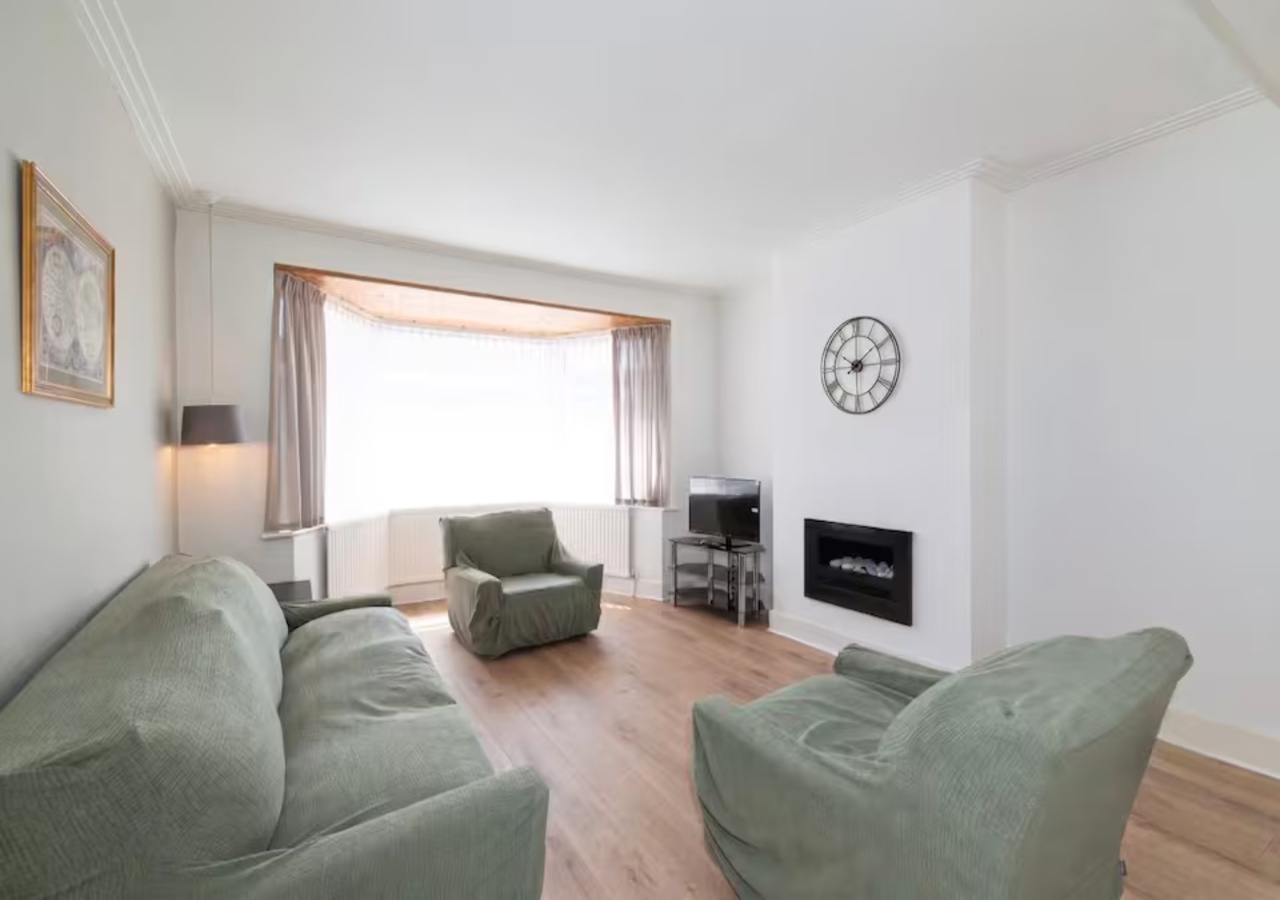 Charming Home with Garden Near Wembley Stadium - Pass the Keys in 23 Beverley Gardens HA9 9RD - Property image 2 - VivreStays