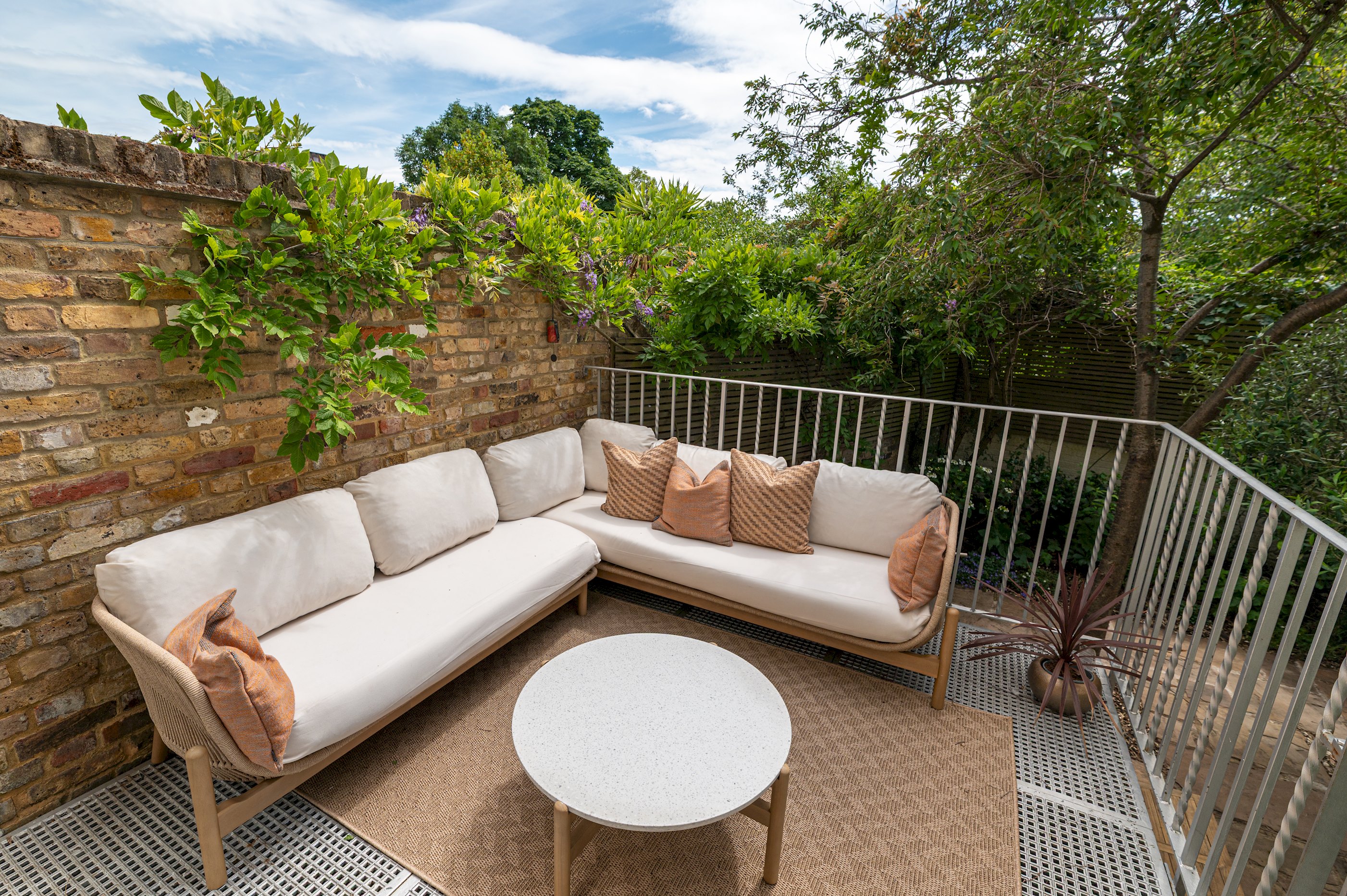 Stylish Stockwell House with Garden & Comfort  - Pass the Keys in 123 Lansdowne Way, SW8 2NP - Property image 9 - VivreStays