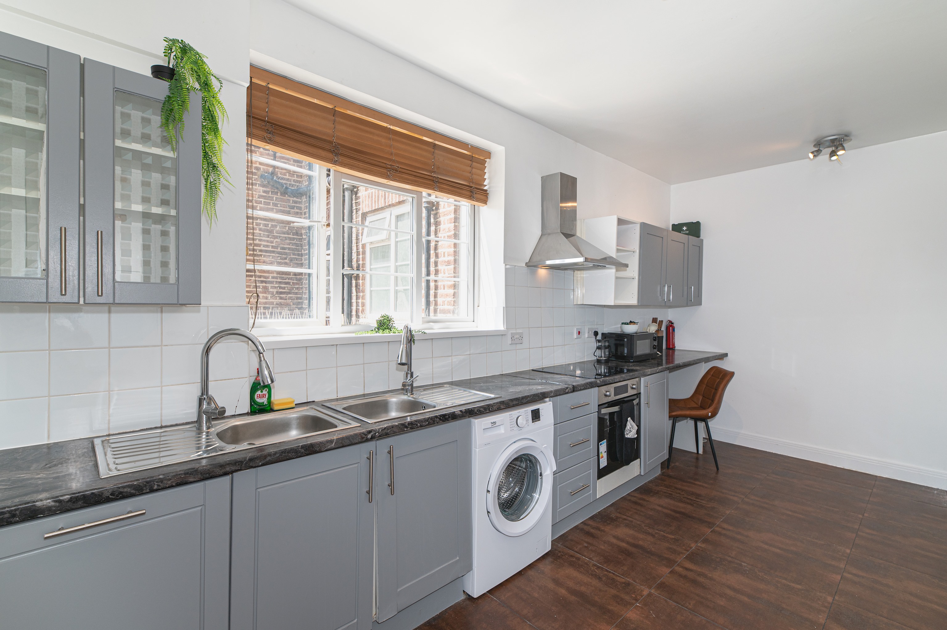 Spacious & Stylish 4-Bed Flat in Golders Green - Pass the Keys in Flat 12, Windsor Court, Golder's Green, NW11 9PR - Property image 4 - VivreStays