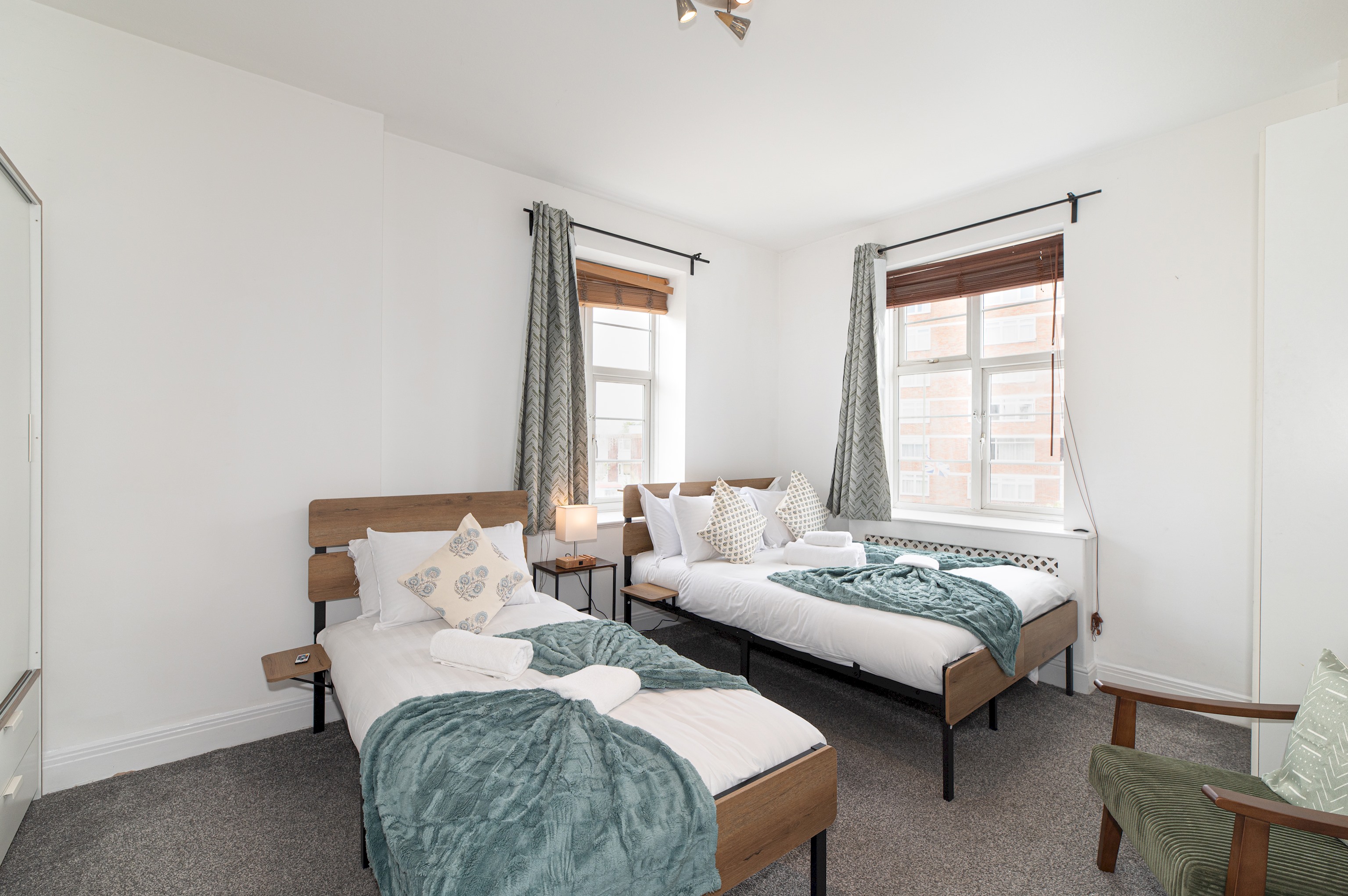 Spacious & Stylish 4-Bed Flat in Golders Green - Pass the Keys in Flat 12, Windsor Court, Golder's Green, NW11 9PR - Property image 5 - VivreStays