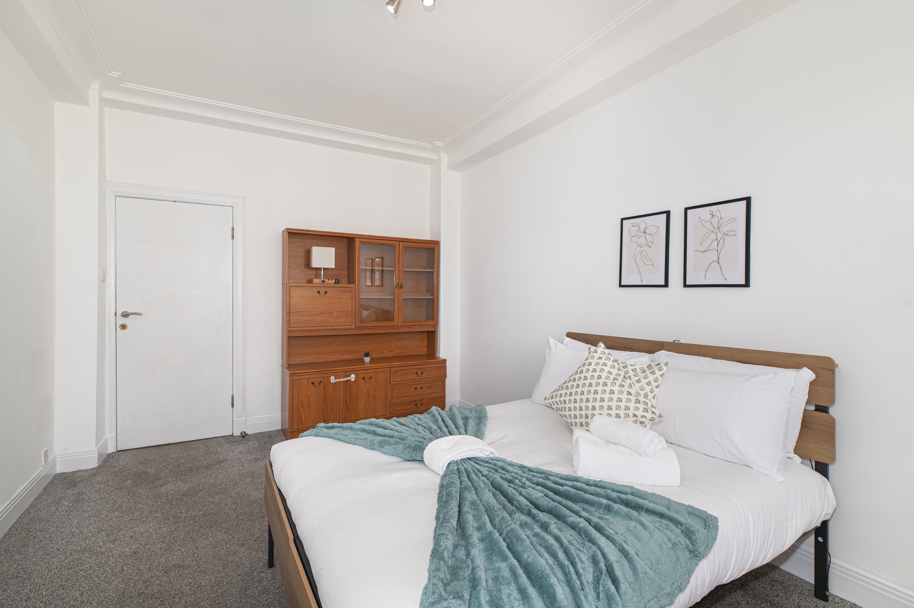 Spacious & Stylish 4-Bed Flat in Golders Green - Pass the Keys in Flat 12, Windsor Court, Golder's Green, NW11 9PR - Property image 3 - VivreStays