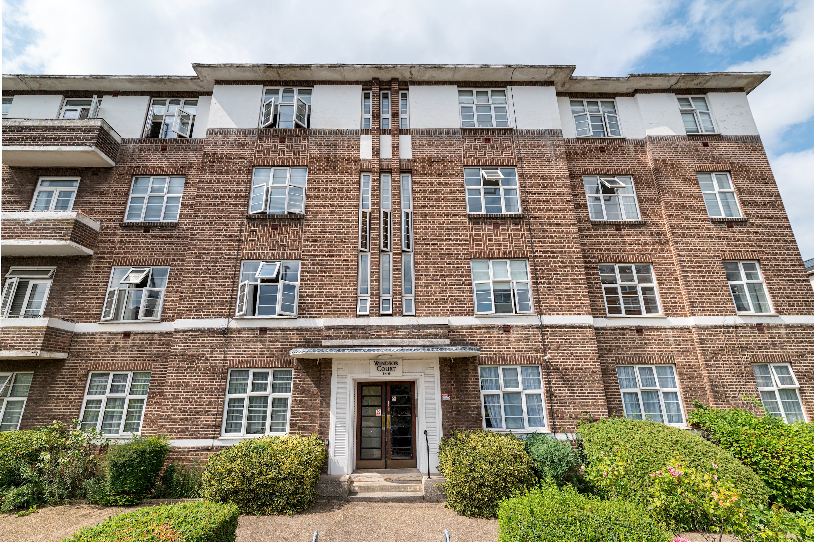 Spacious & Stylish 4-Bed Flat in Golders Green - Pass the Keys in Flat 12, Windsor Court, Golder's Green, NW11 9PR - Property image 6 - VivreStays