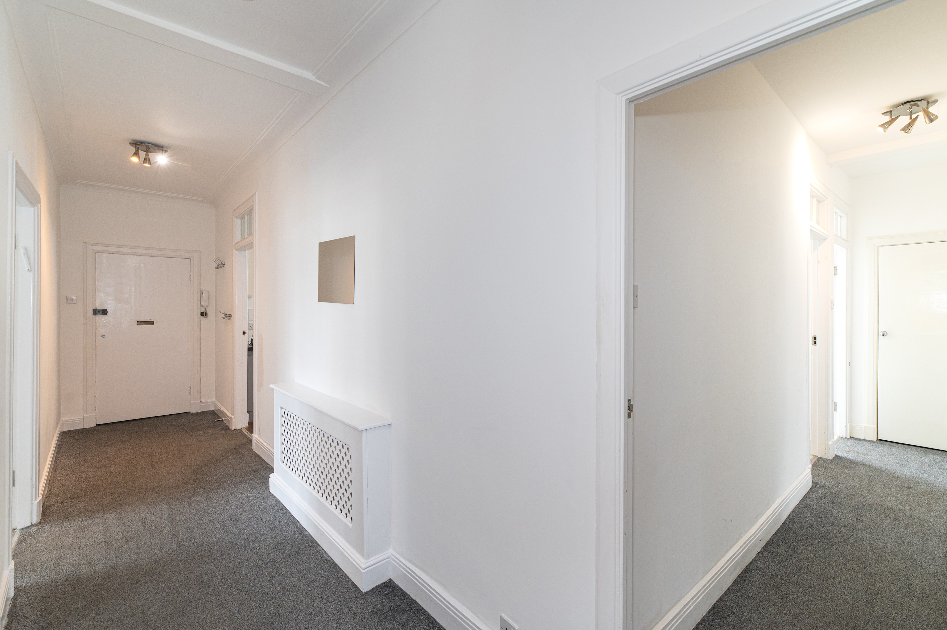 Spacious & Stylish 4-Bed Flat in Golders Green - Pass the Keys in Flat 12, Windsor Court, Golder's Green, NW11 9PR - Property image 8 - VivreStays