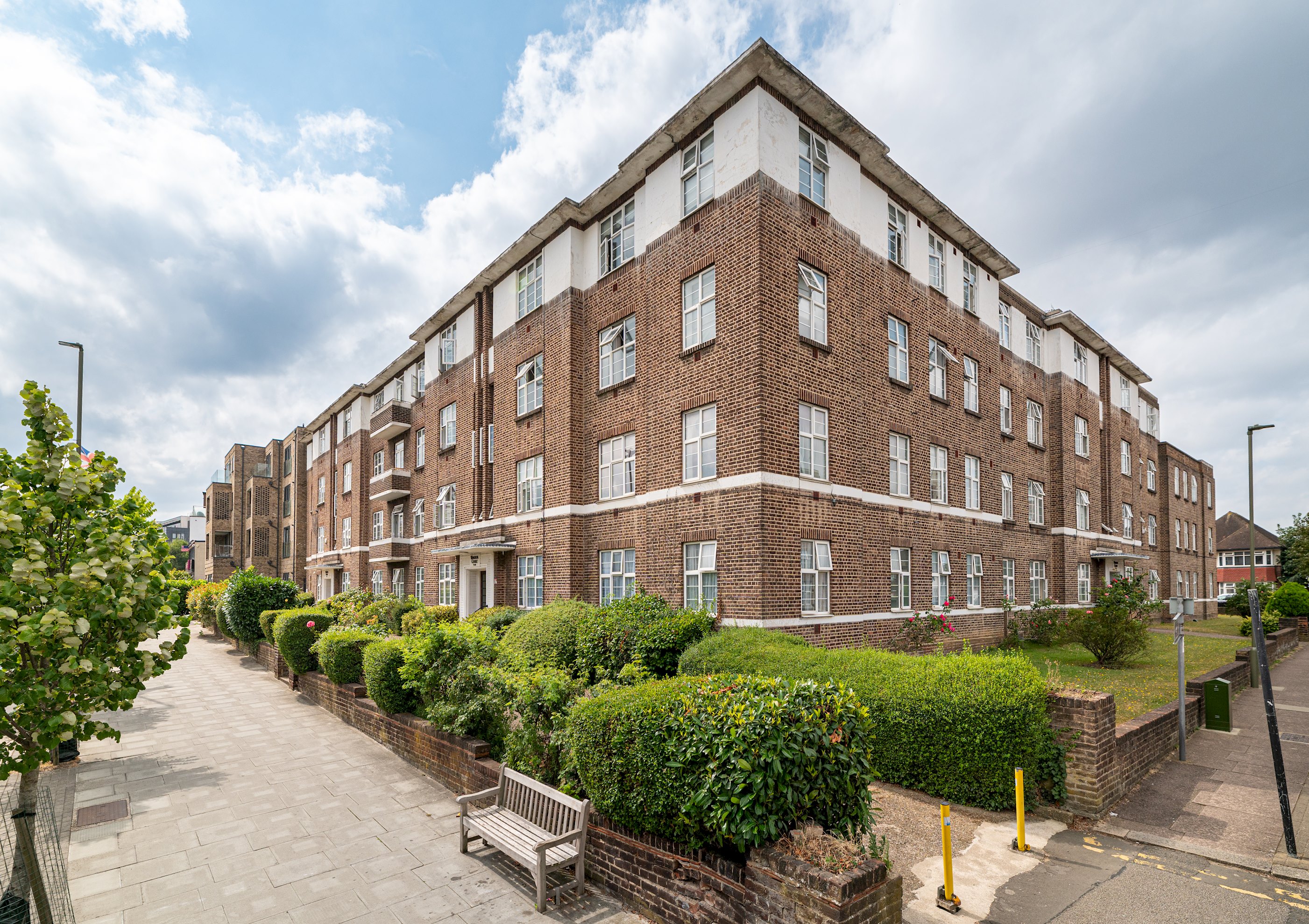 Spacious & Stylish 4-Bed Flat in Golders Green - Pass the Keys in Flat 12, Windsor Court, Golder's Green, NW11 9PR - Property image 9 - VivreStays
