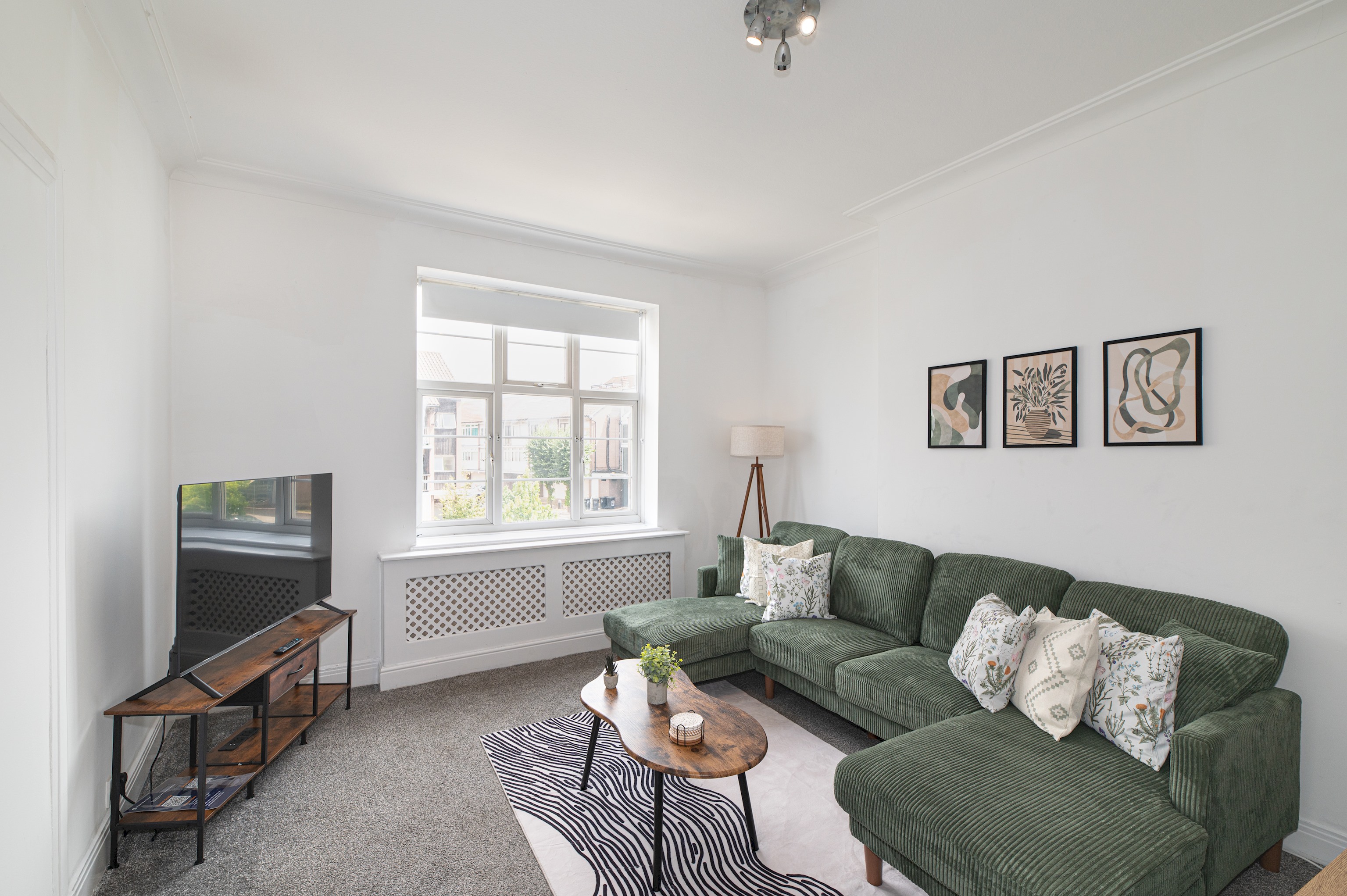 Spacious & Stylish 4-Bed Flat in Golders Green - Pass the Keys in Flat 12, Windsor Court, Golder's Green, NW11 9PR - Property image 10 - VivreStays