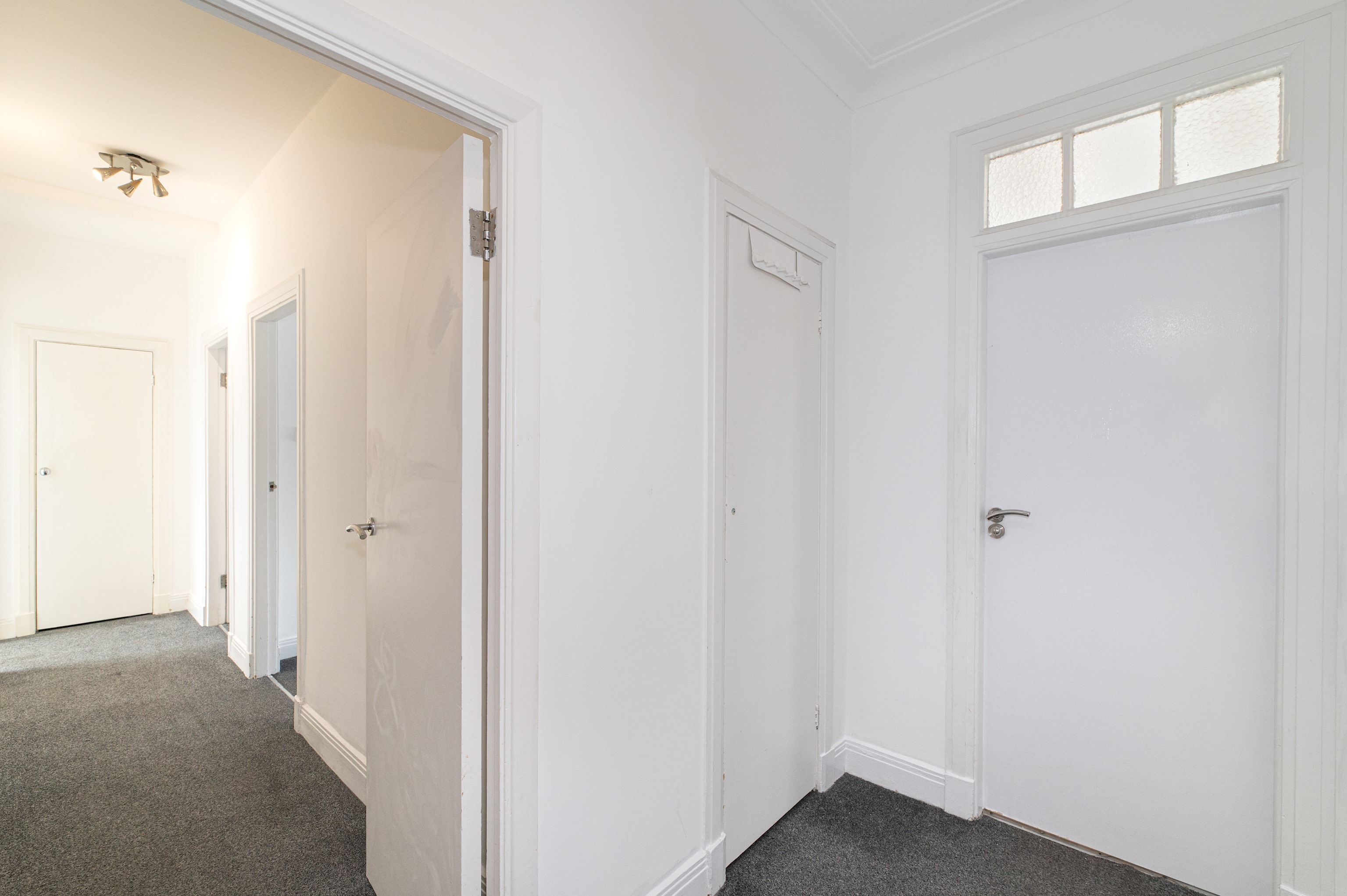 Spacious & Stylish 4-Bed Flat in Golders Green - Pass the Keys in Flat 12, Windsor Court, Golder's Green, NW11 9PR - Property image 11 - VivreStays