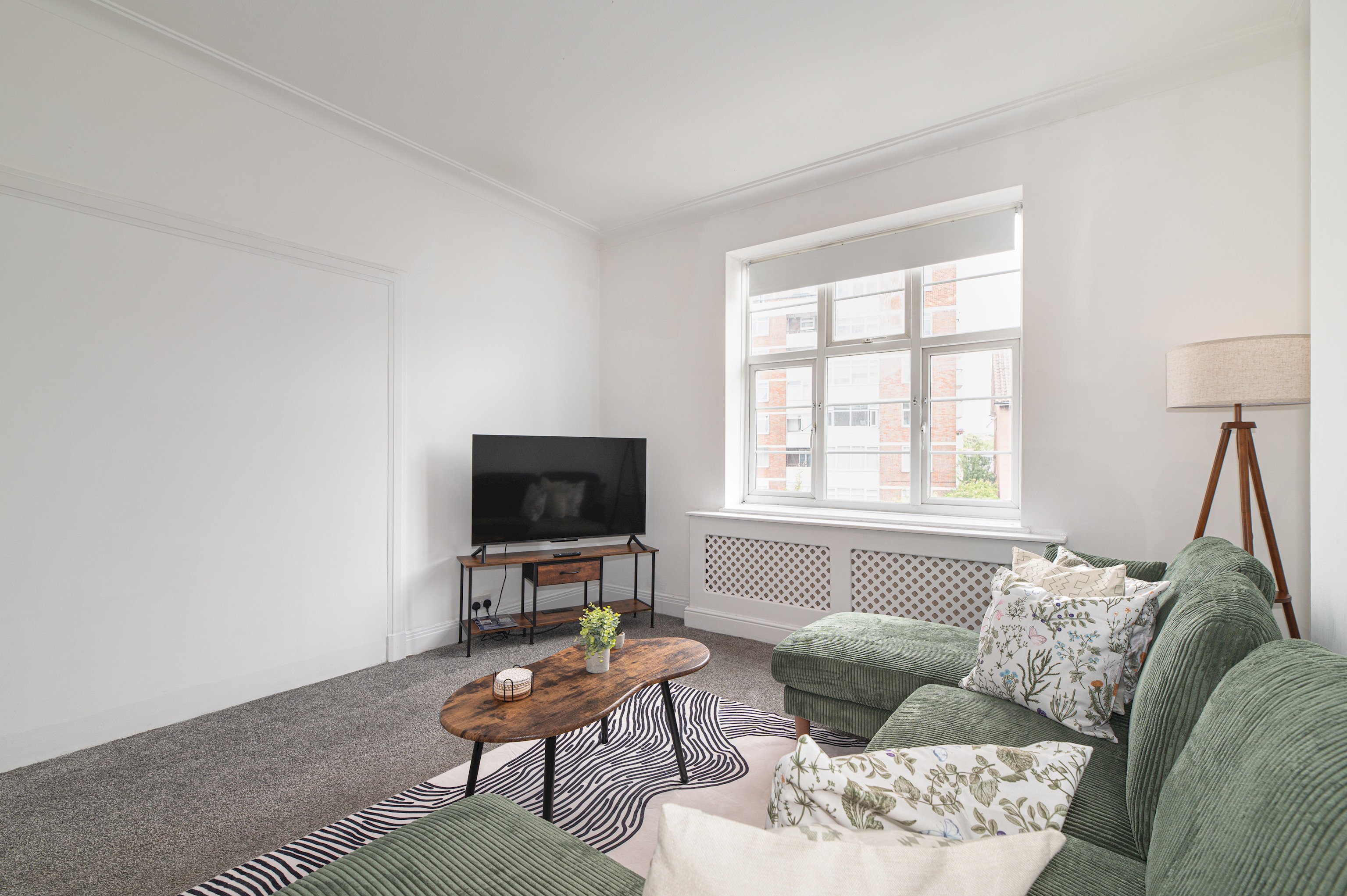 Spacious & Stylish 4-Bed Flat in Golders Green - Pass the Keys in Flat 12, Windsor Court, Golder's Green, NW11 9PR - Property image 13 - VivreStays