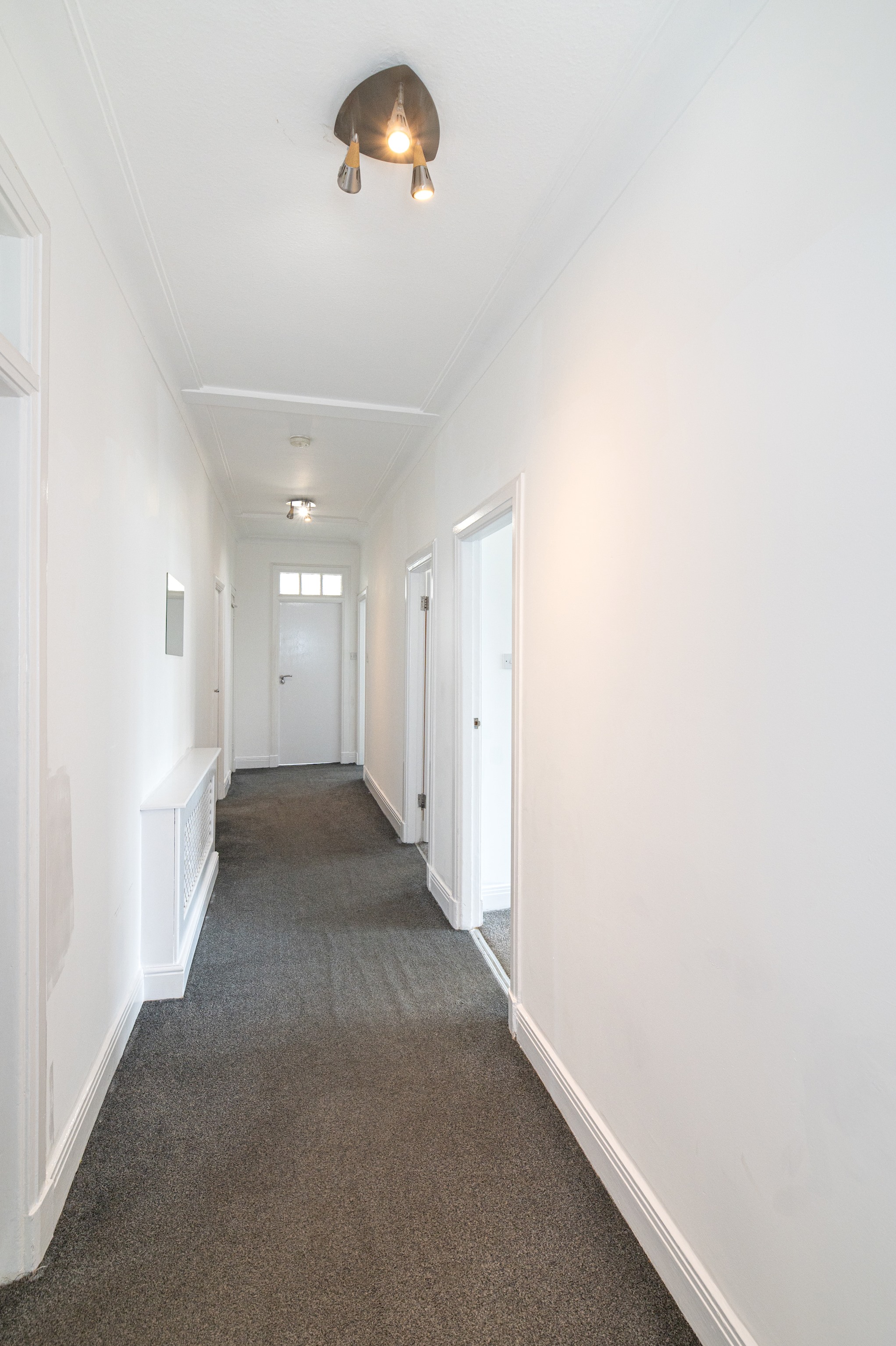 Spacious & Stylish 4-Bed Flat in Golders Green - Pass the Keys in Flat 12, Windsor Court, Golder's Green, NW11 9PR - Property image 15 - VivreStays