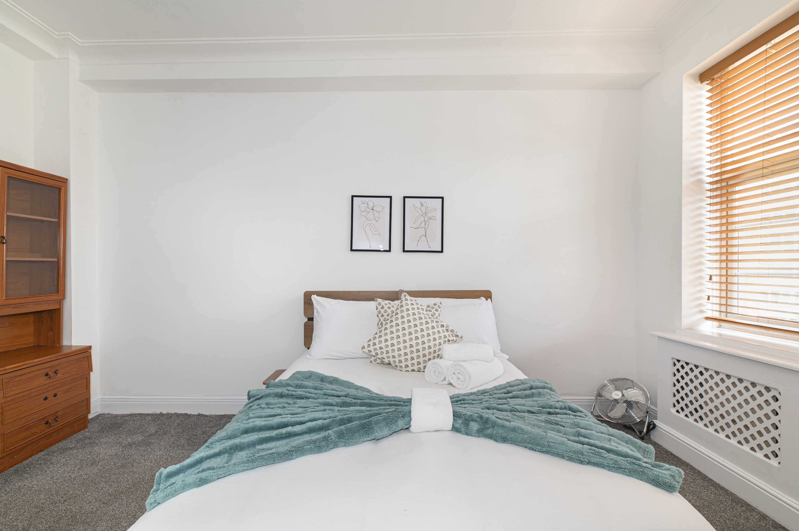 Spacious & Stylish 4-Bed Flat in Golders Green - Pass the Keys in Flat 12, Windsor Court, Golder's Green, NW11 9PR - Property image 16 - VivreStays