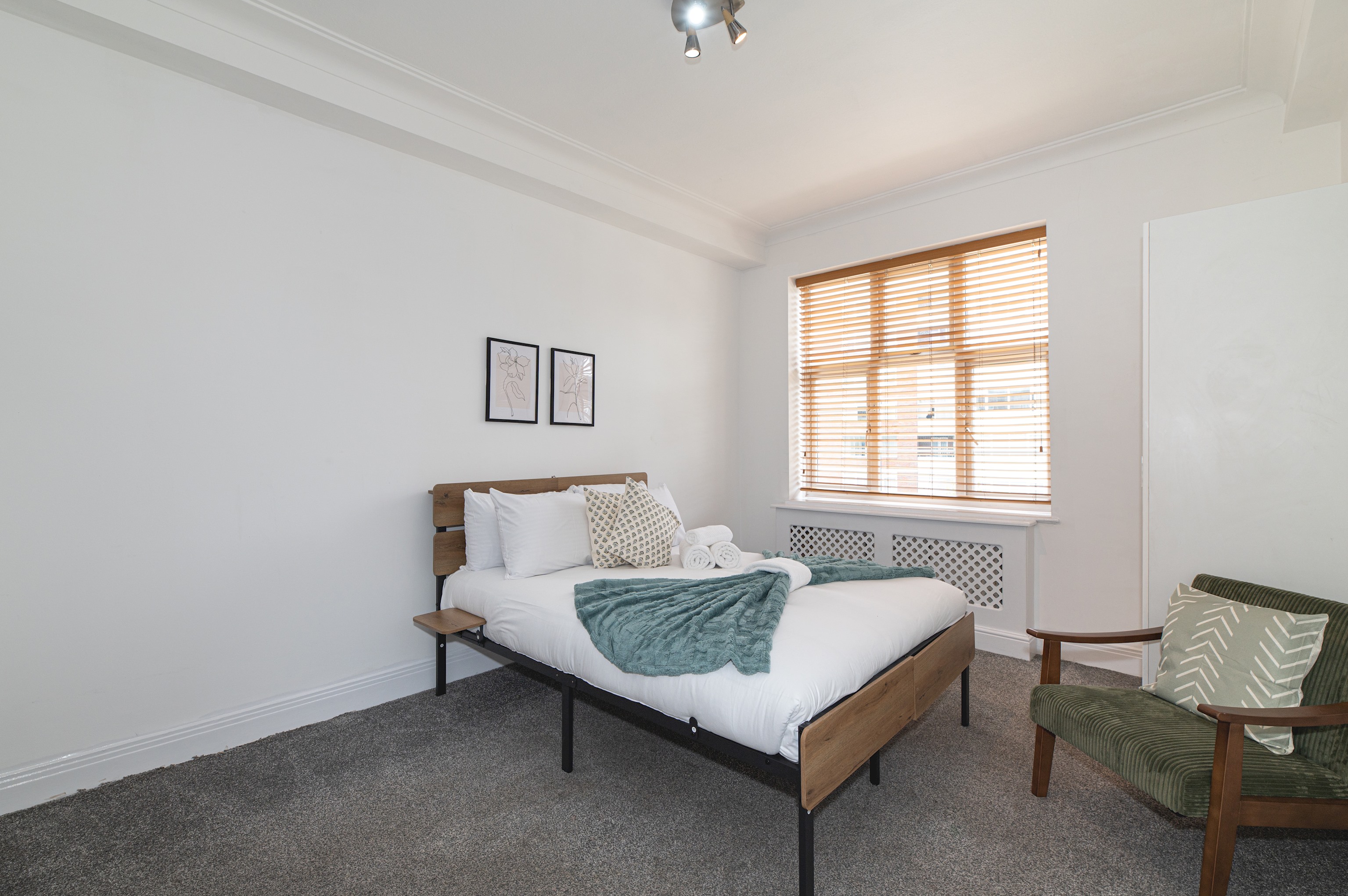 Spacious & Stylish 4-Bed Flat in Golders Green - Pass the Keys in Flat 12, Windsor Court, Golder's Green, NW11 9PR - Property image 18 - VivreStays