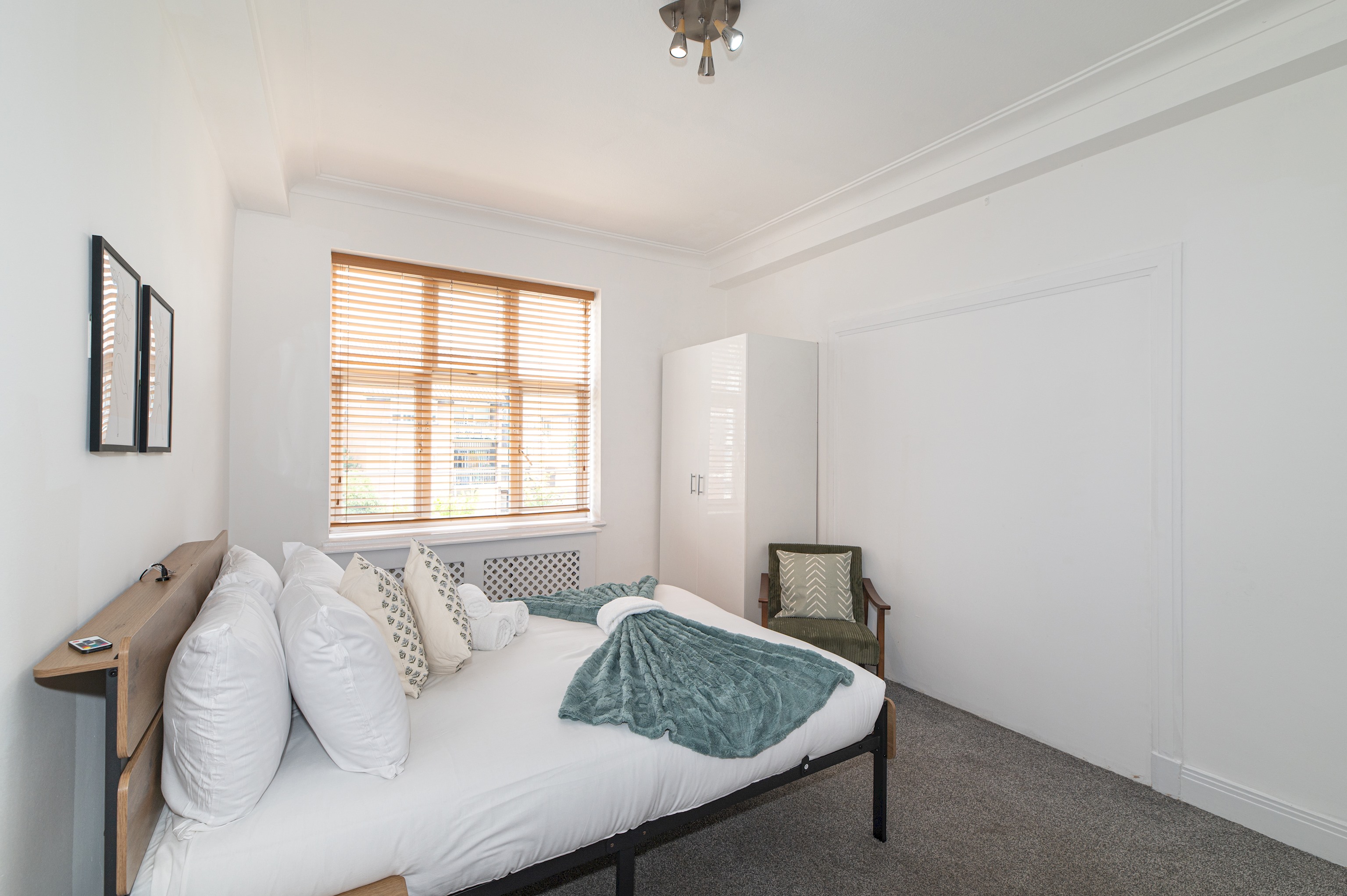 Spacious & Stylish 4-Bed Flat in Golders Green - Pass the Keys in Flat 12, Windsor Court, Golder's Green, NW11 9PR - Property image 19 - VivreStays