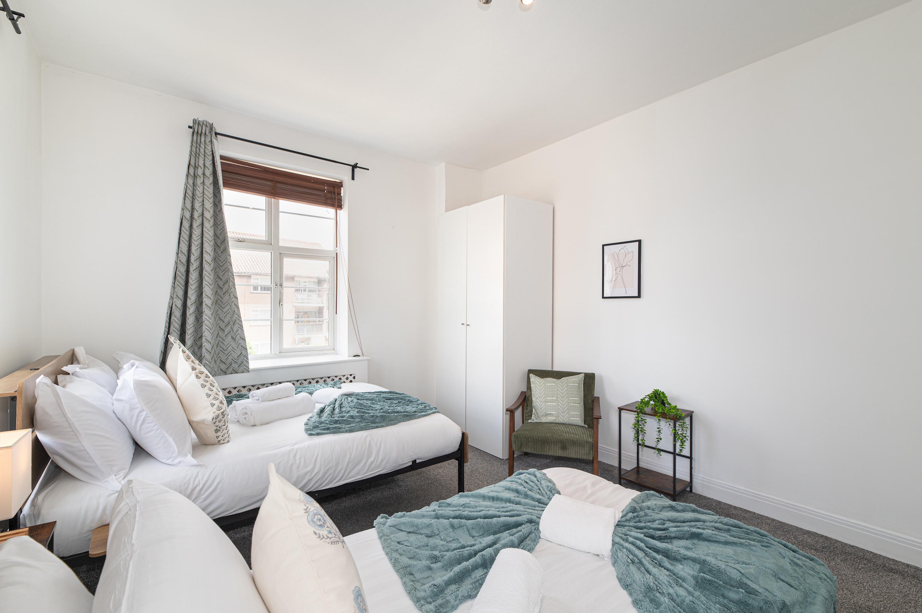 Spacious & Stylish 4-Bed Flat in Golders Green - Pass the Keys in Flat 12, Windsor Court, Golder's Green, NW11 9PR - Property image 20 - VivreStays