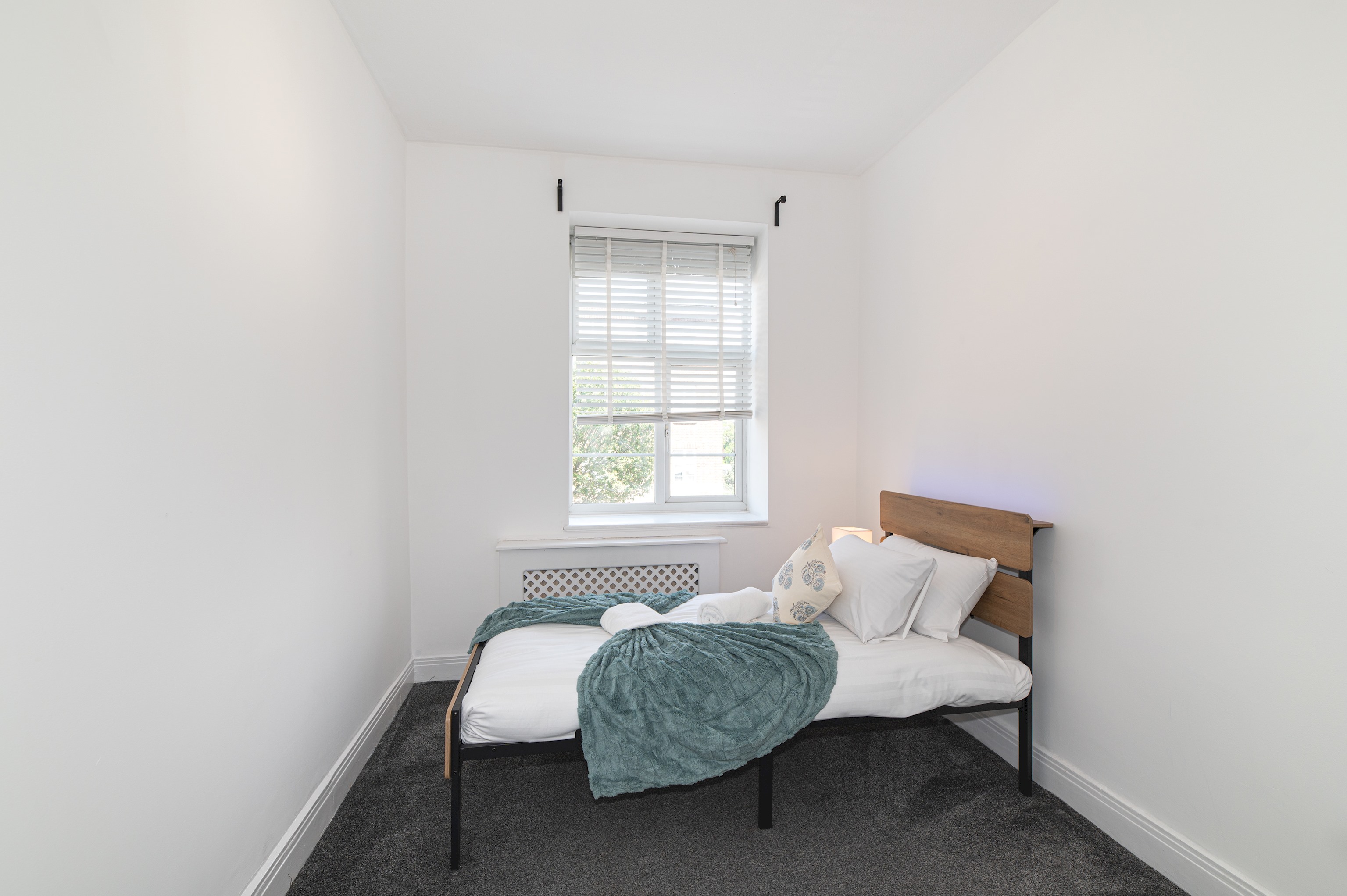Spacious & Stylish 4-Bed Flat in Golders Green - Pass the Keys in Flat 12, Windsor Court, Golder's Green, NW11 9PR - Property image 21 - VivreStays