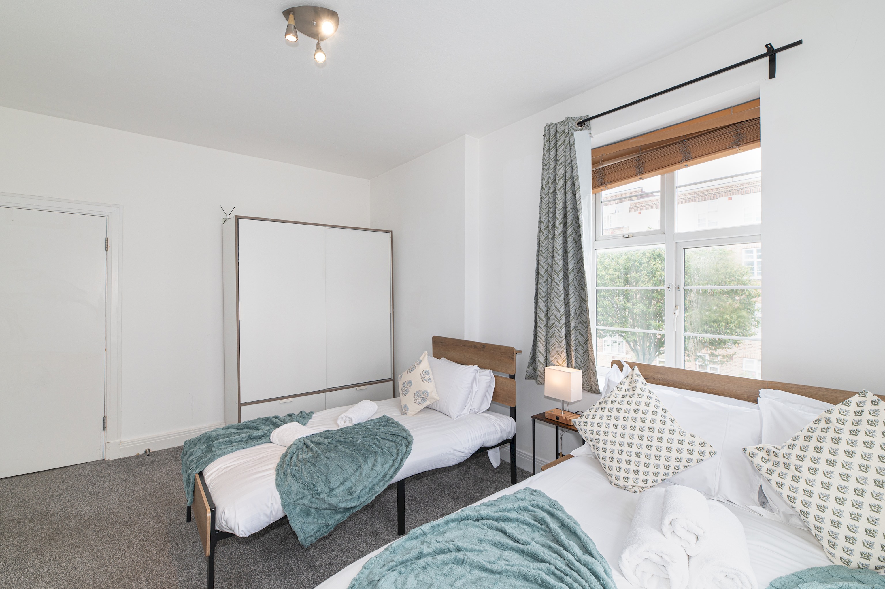 Spacious & Stylish 4-Bed Flat in Golders Green - Pass the Keys in Flat 12, Windsor Court, Golder's Green, NW11 9PR - Property image 23 - VivreStays