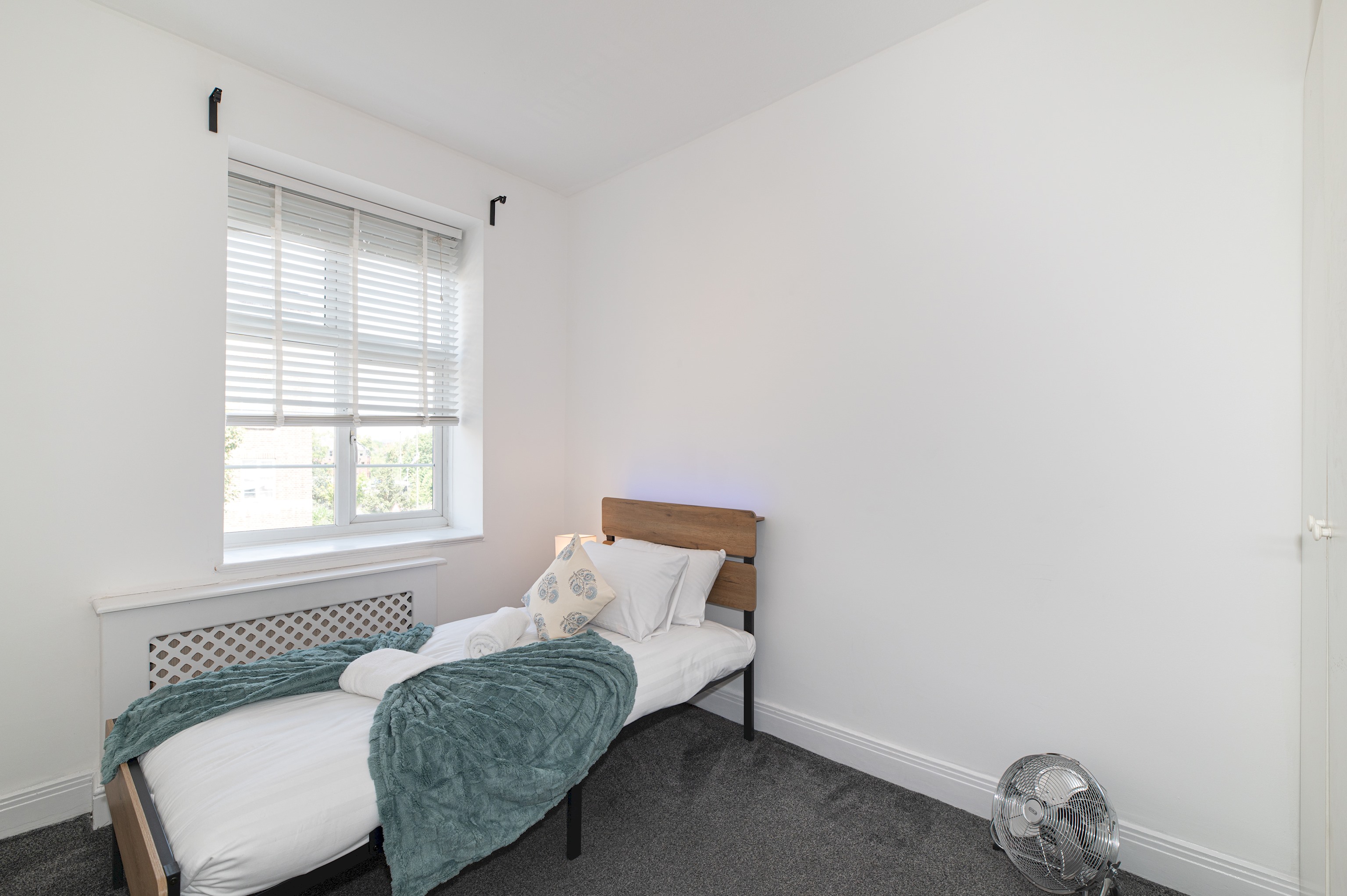 Spacious & Stylish 4-Bed Flat in Golders Green - Pass the Keys in Flat 12, Windsor Court, Golder's Green, NW11 9PR - Property image 26 - VivreStays