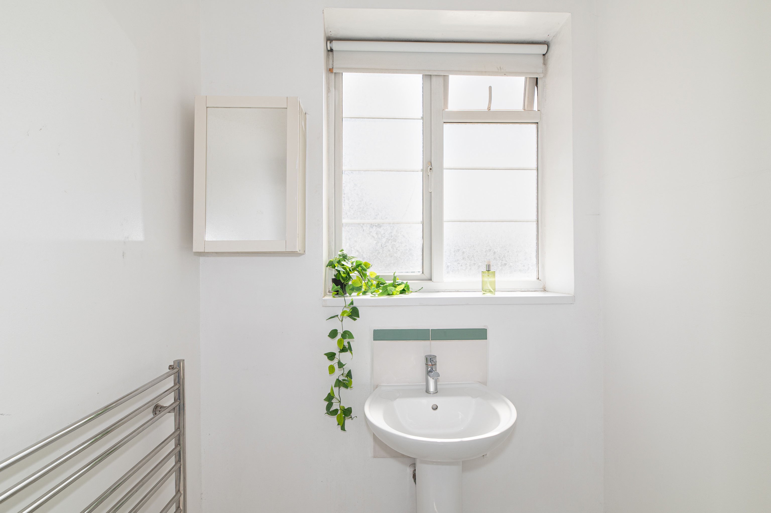 Spacious & Stylish 4-Bed Flat in Golders Green - Pass the Keys in Flat 12, Windsor Court, Golder's Green, NW11 9PR - Property image 28 - VivreStays