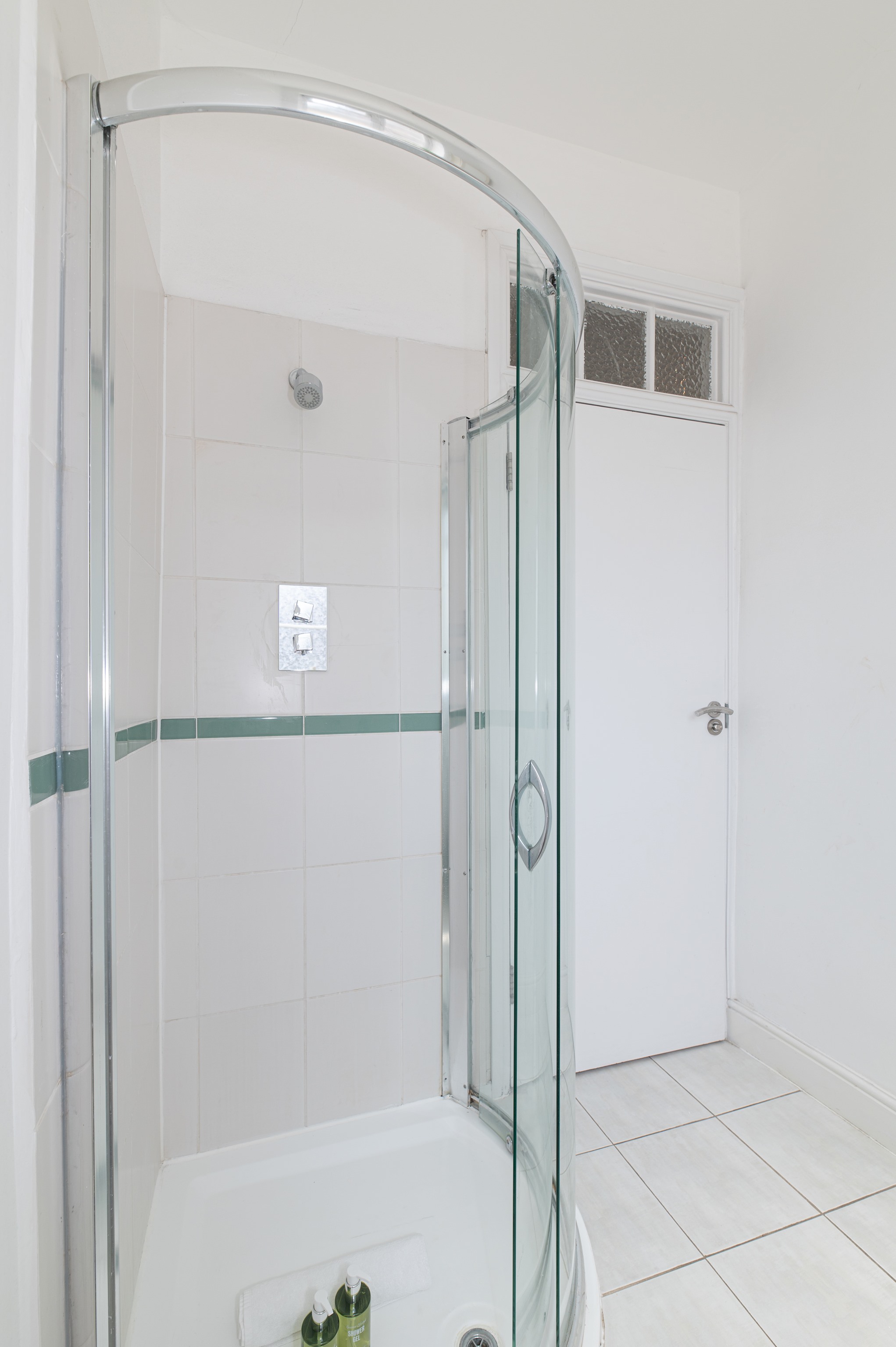 Spacious & Stylish 4-Bed Flat in Golders Green - Pass the Keys in Flat 12, Windsor Court, Golder's Green, NW11 9PR - Property image 30 - VivreStays