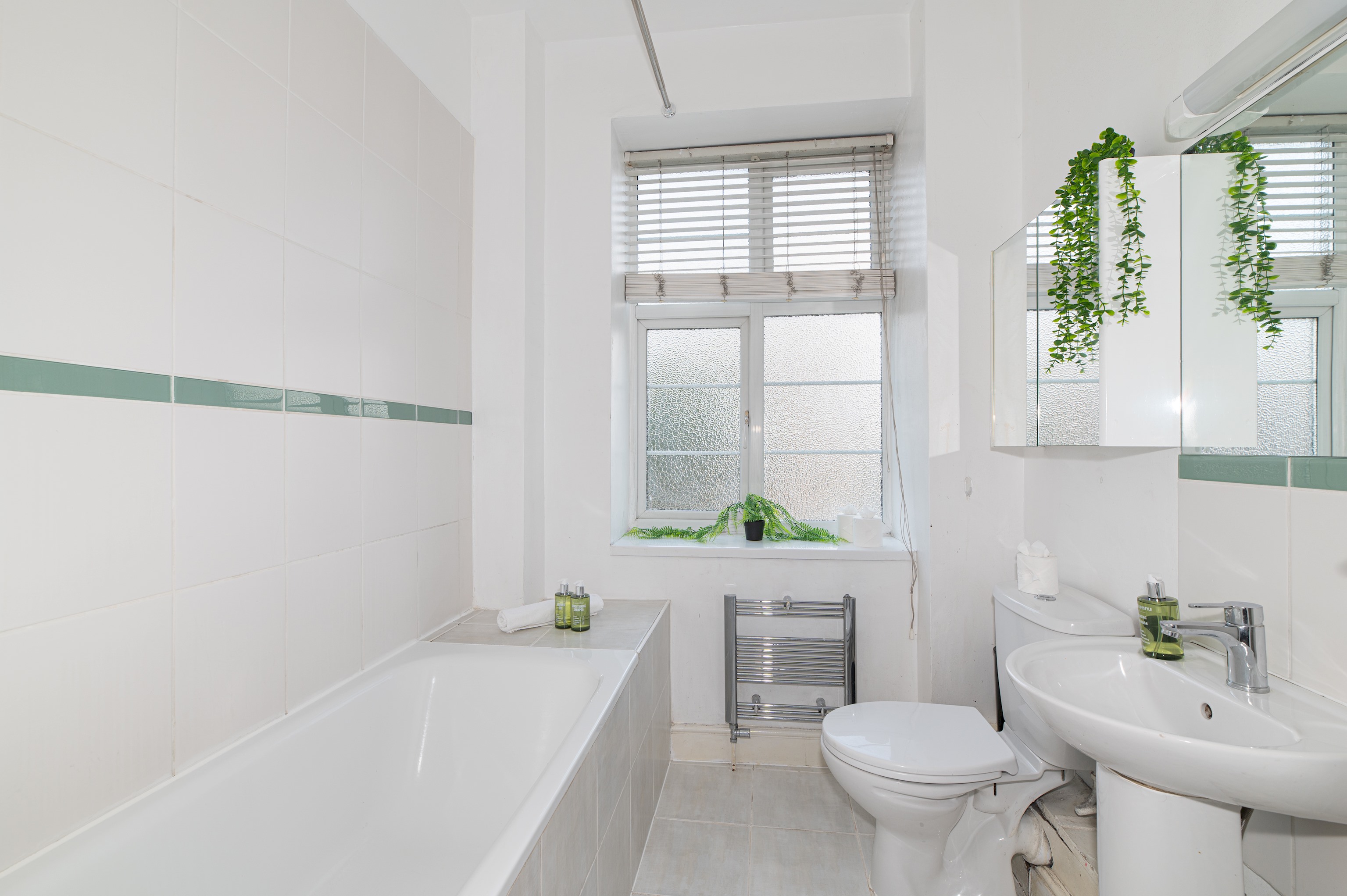 Spacious & Stylish 4-Bed Flat in Golders Green - Pass the Keys in Flat 12, Windsor Court, Golder's Green, NW11 9PR - Property image 32 - VivreStays