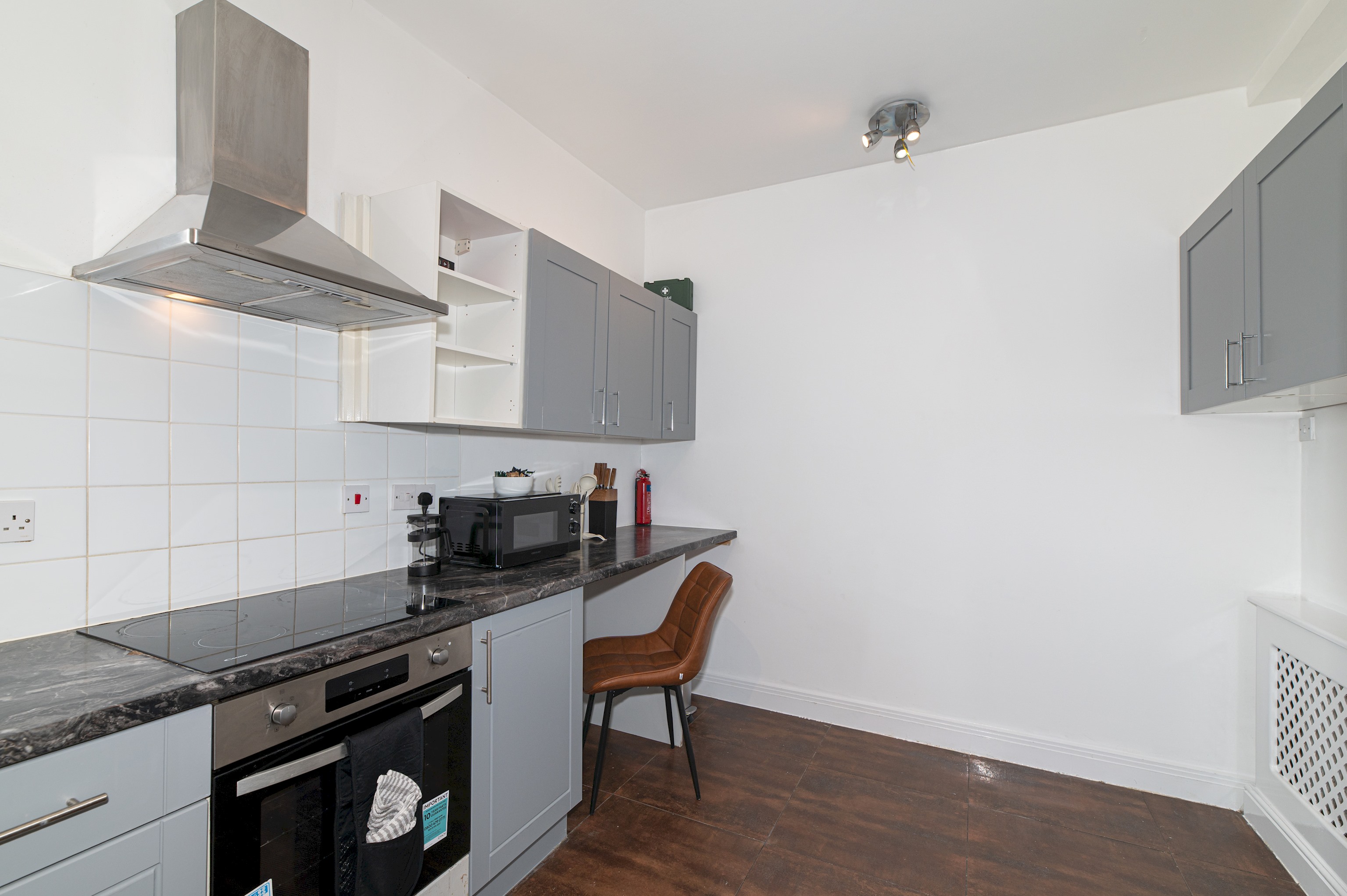 Spacious & Stylish 4-Bed Flat in Golders Green - Pass the Keys in Flat 12, Windsor Court, Golder's Green, NW11 9PR - Property image 33 - VivreStays
