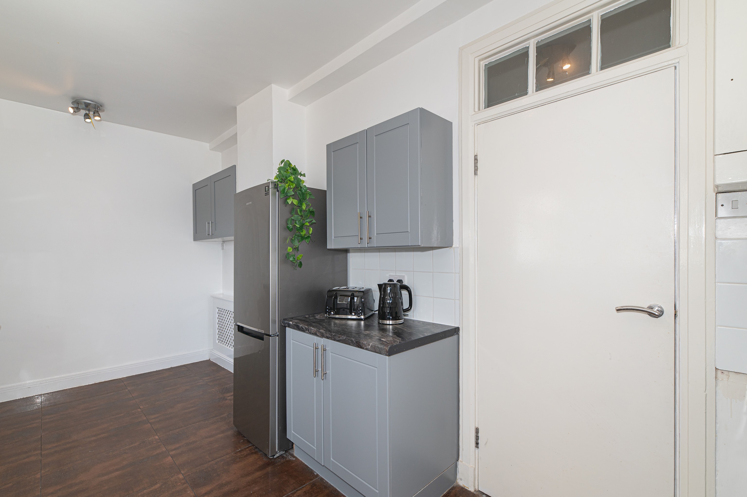 Spacious & Stylish 4-Bed Flat in Golders Green - Pass the Keys in Flat 12, Windsor Court, Golder's Green, NW11 9PR - Property image 34 - VivreStays