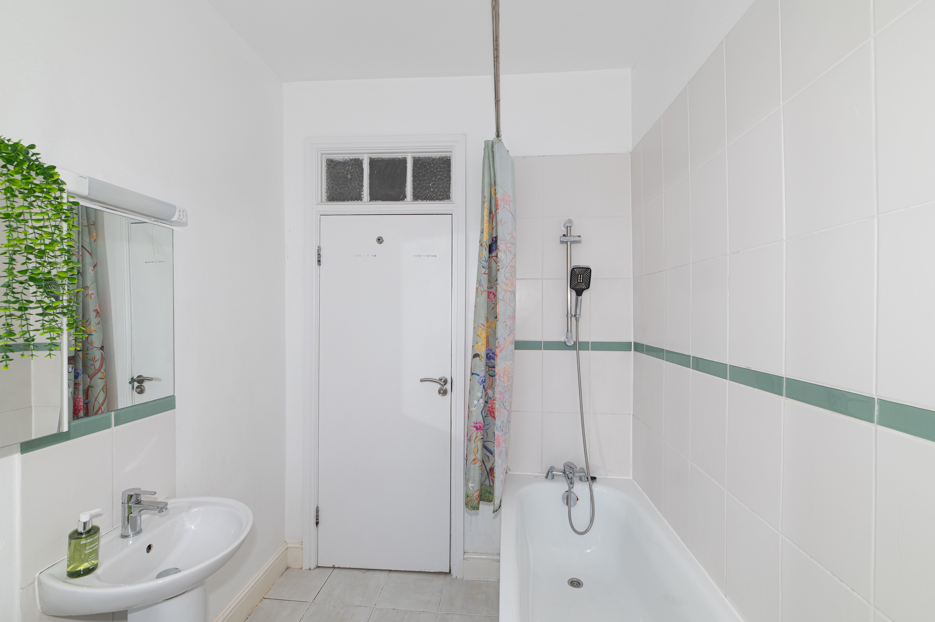Spacious & Stylish 4-Bed Flat in Golders Green - Pass the Keys in Flat 12, Windsor Court, Golder's Green, NW11 9PR - Property image 35 - VivreStays